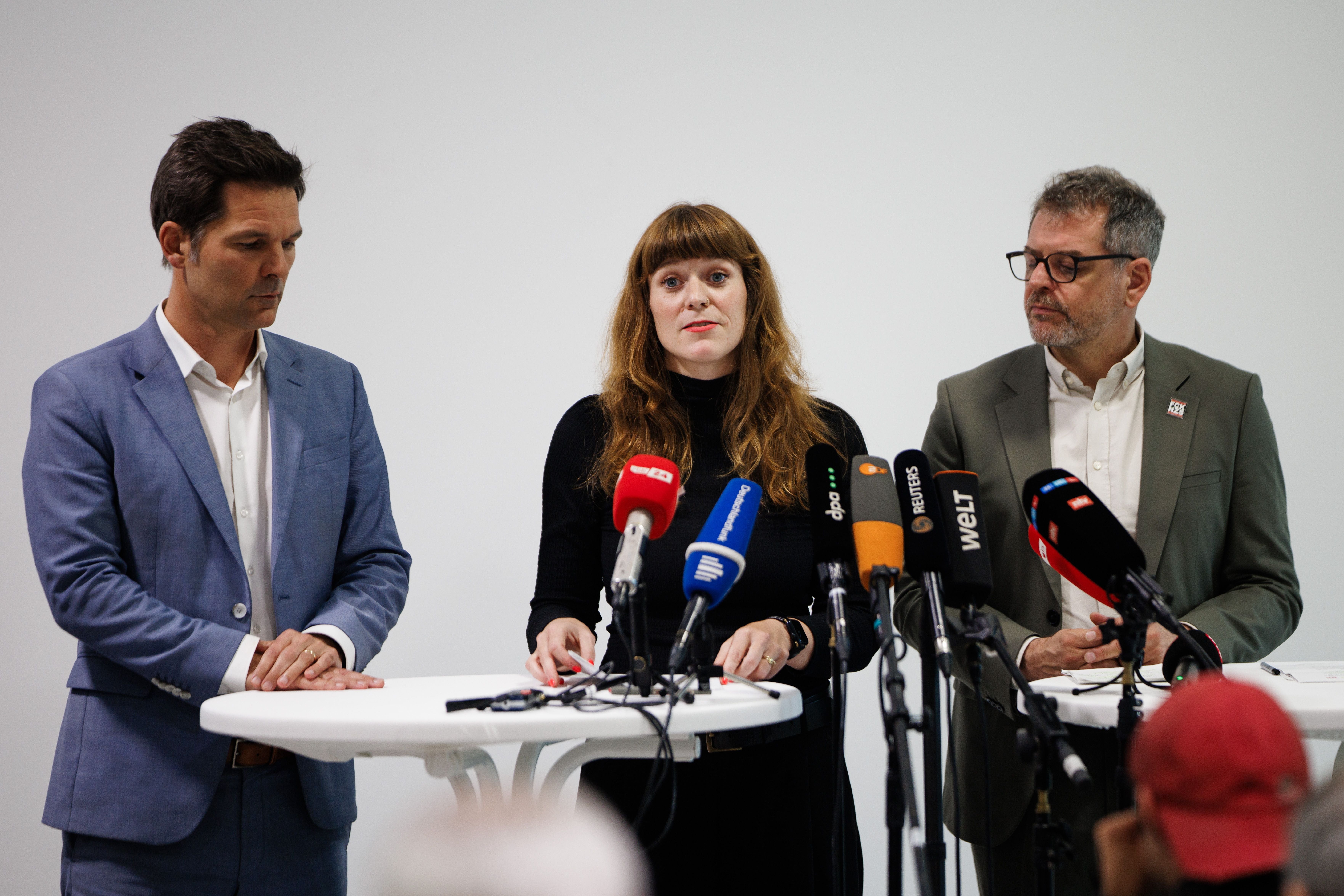 Drei Politiker sprechen bei einer Pressekonferenz vor mehreren Mikrofonen in Berlin.