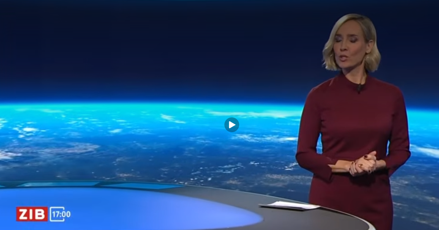Nachrichtensprecherin im Studio mit Erde aus dem All als Hintergrund und ZIB 17:00-Logo.
