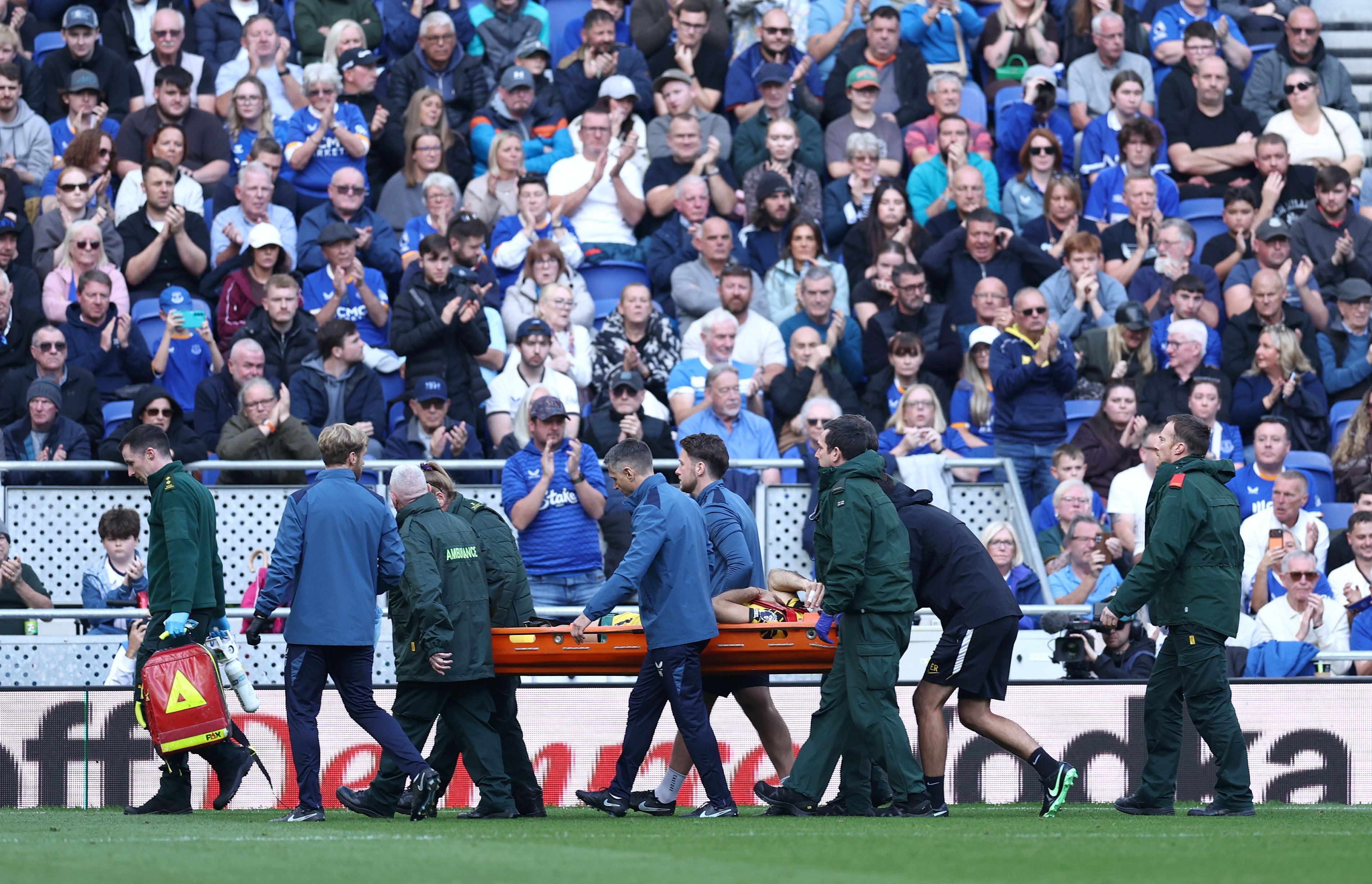 Emiliano Martinez wurde verletzt abtransportiert.
