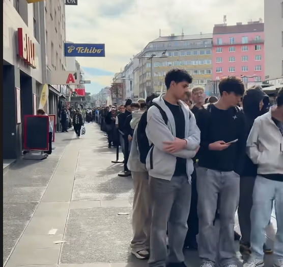 Viele junge Menschen stehen in einer langen Schlange vor LocoChicken in Wien.