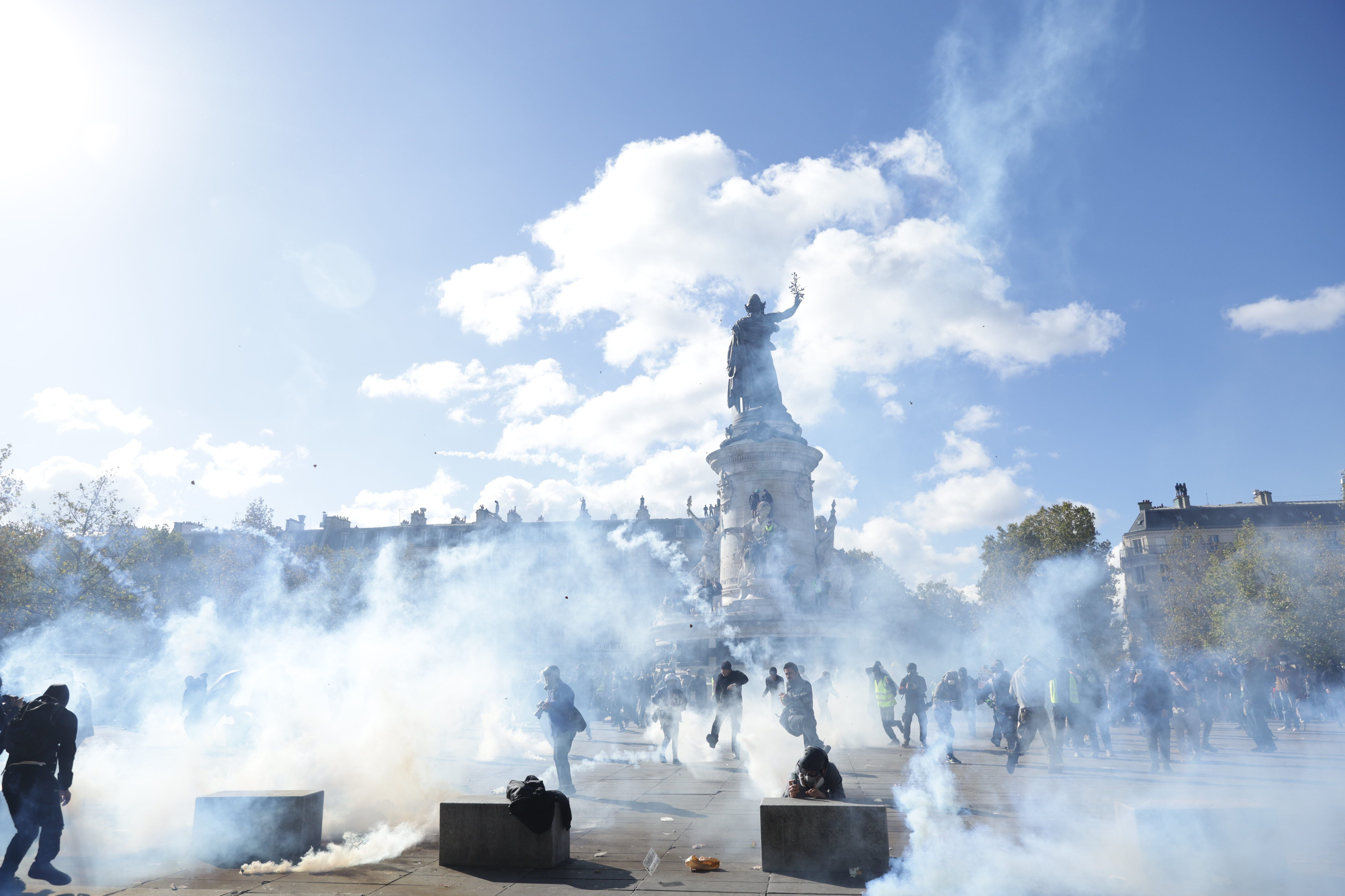 Demonstration am Place de la République in Paris mit rauchgefüllter Luft und protestierenden Menschen.