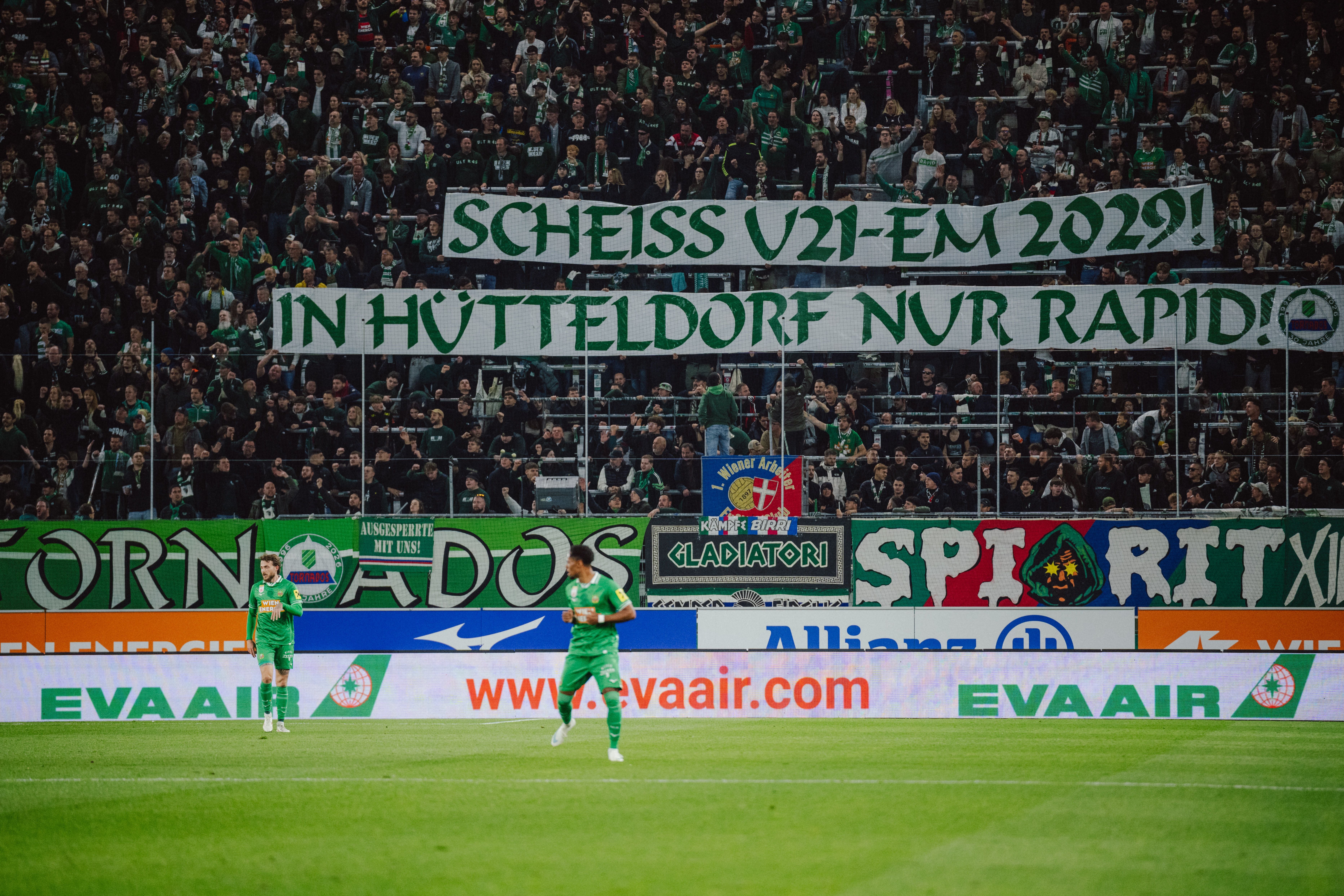 Rapid-Fans im Stadion halten Banner mit der Aufschrift „Scheiss U21-EM 2029! In Hütteldorf nur Rapid!”.
