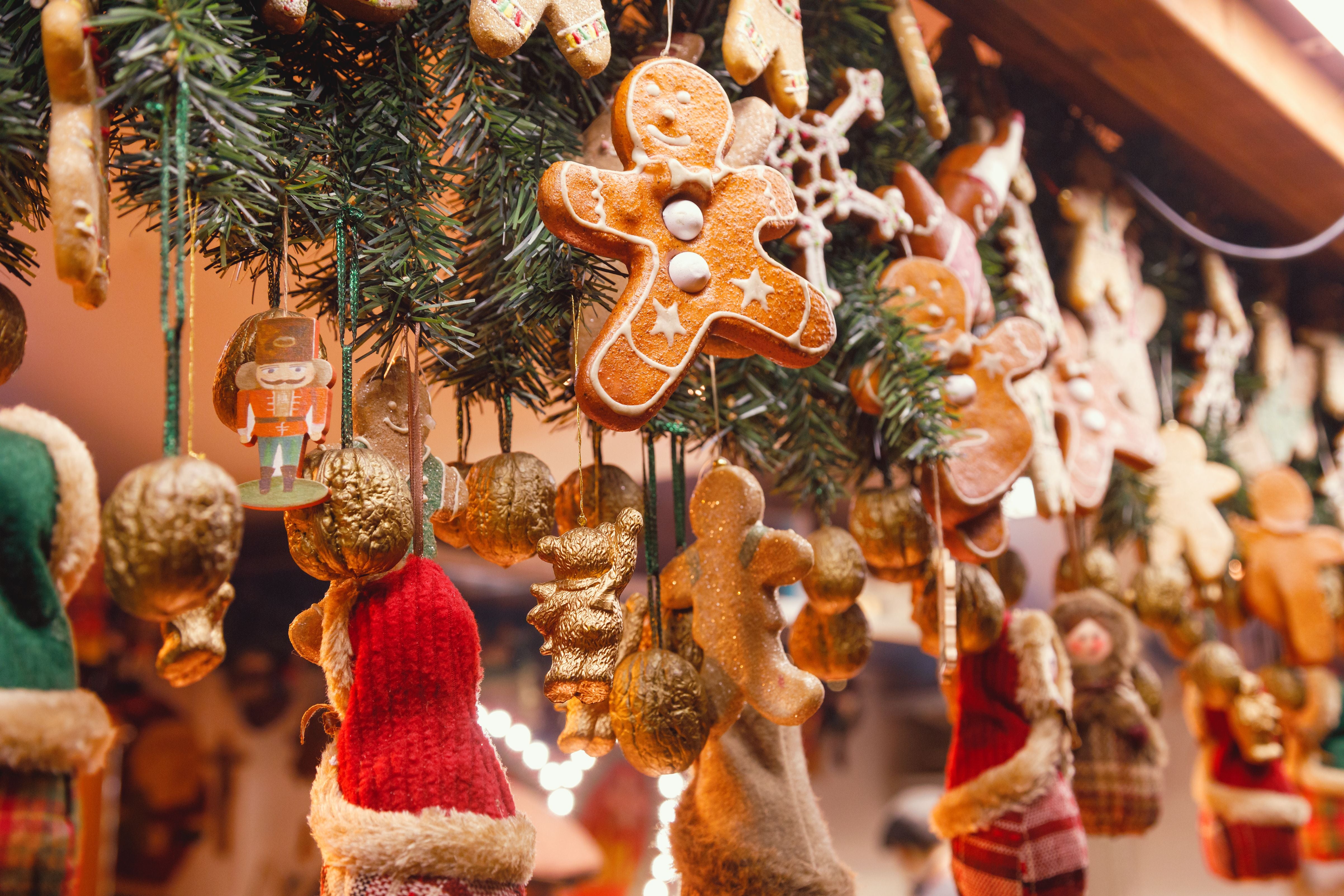Lebkuchenmänner, Nüsse und Weihnachtssocken als Dekoration an einem Weihnachtsmarktstand.