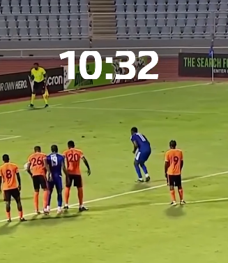 Fußballspieler beim Ausführen eines sehr langsamen Elfmeters, mehrere Spieler stehen bereit.
