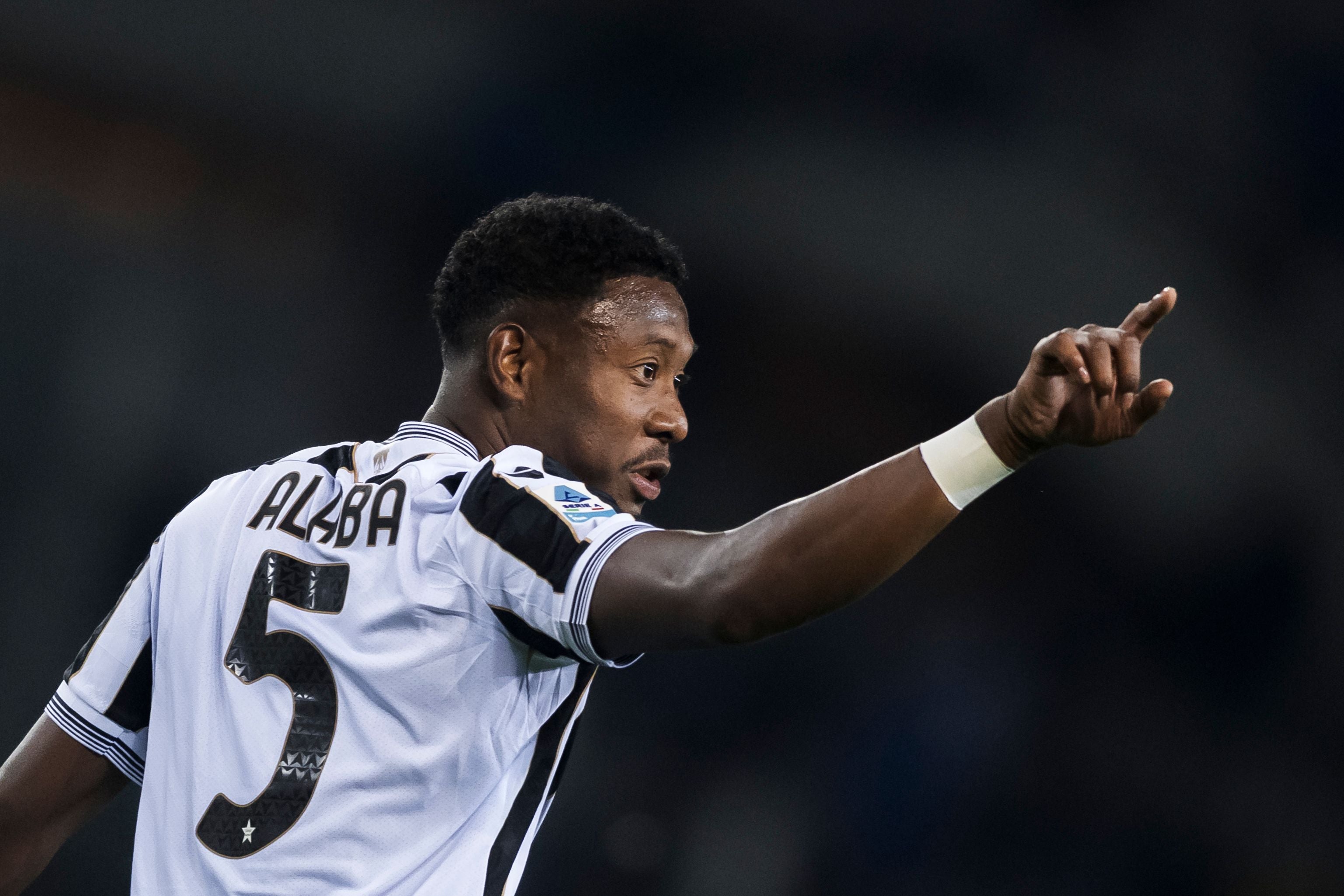 David Alaba erlebt bei Udinese eine bittere Heimpremiere: Nach einer enttäuschenden ersten Hälfte wird der ÖFB-Star zur Pause ausgewechselt.