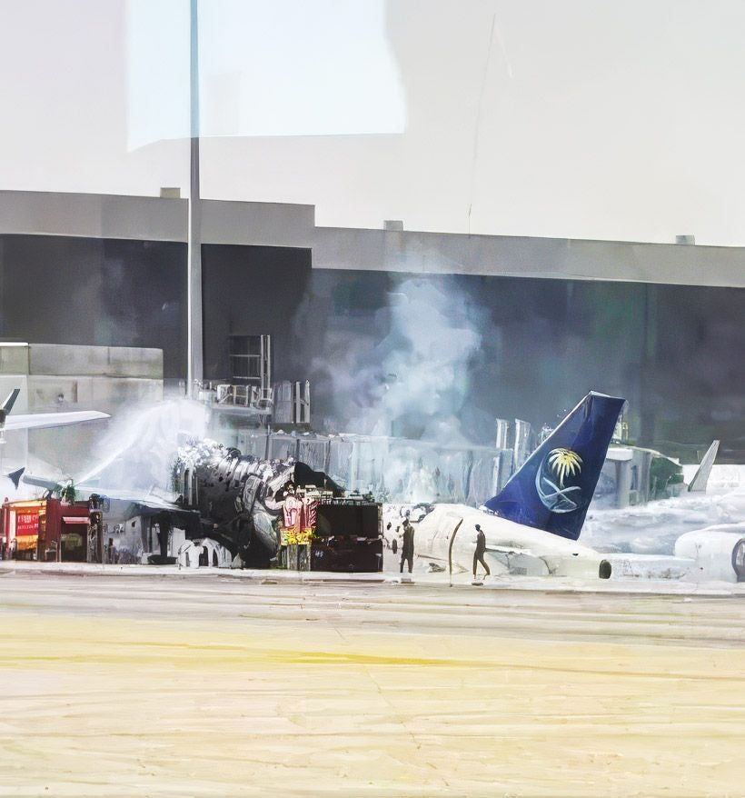 Feuerwehr löscht brennendes Flugzeug am Flughafen Riad nach Houthi-Angriff, Rauch steigt auf.