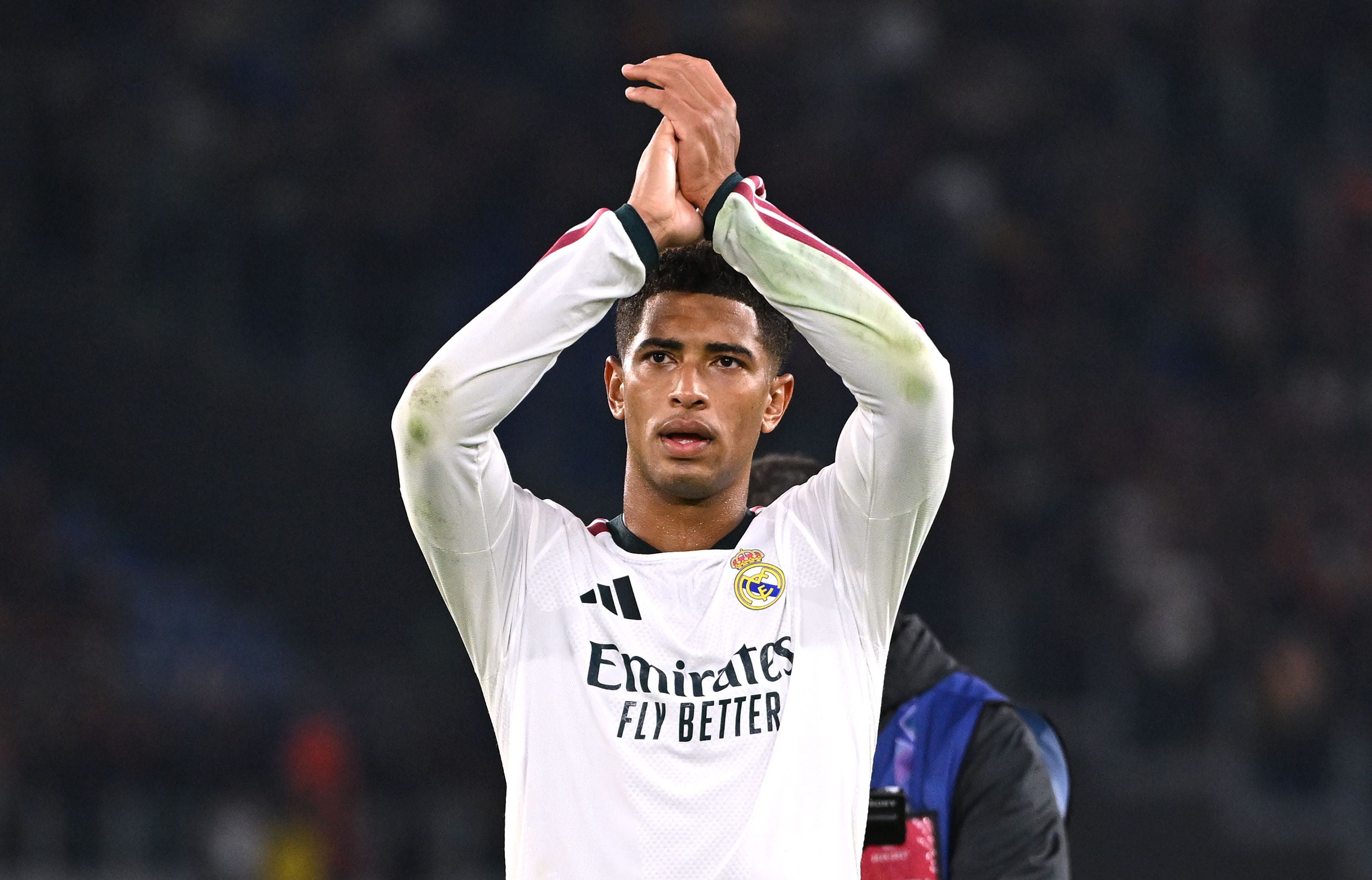 Ein Fußballspieler von Real Madrid klatscht applaudierend über dem Kopf auf dem Spielfeld.