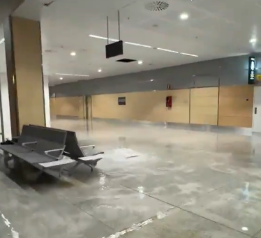 Wasser überflutet den Boden in einem Wartebereich des Flughafens Ibiza.