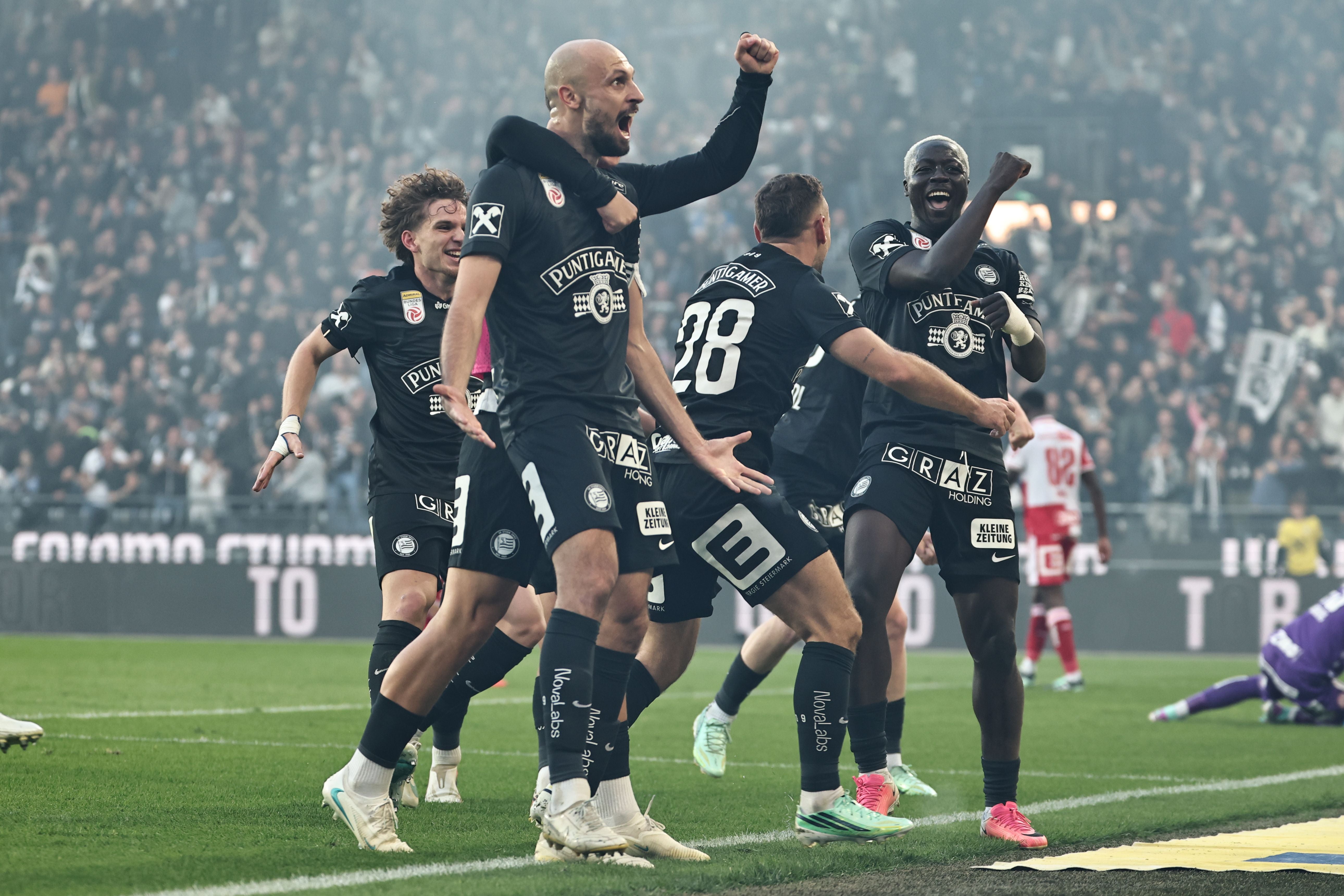 Sturms Spieler lassen ihren Emotionen freien Lauf: Nach der spektakulären Wende jubeln die Schwarz-Weißen über den klaren 6:1-Derbysieg gegen den GAK.