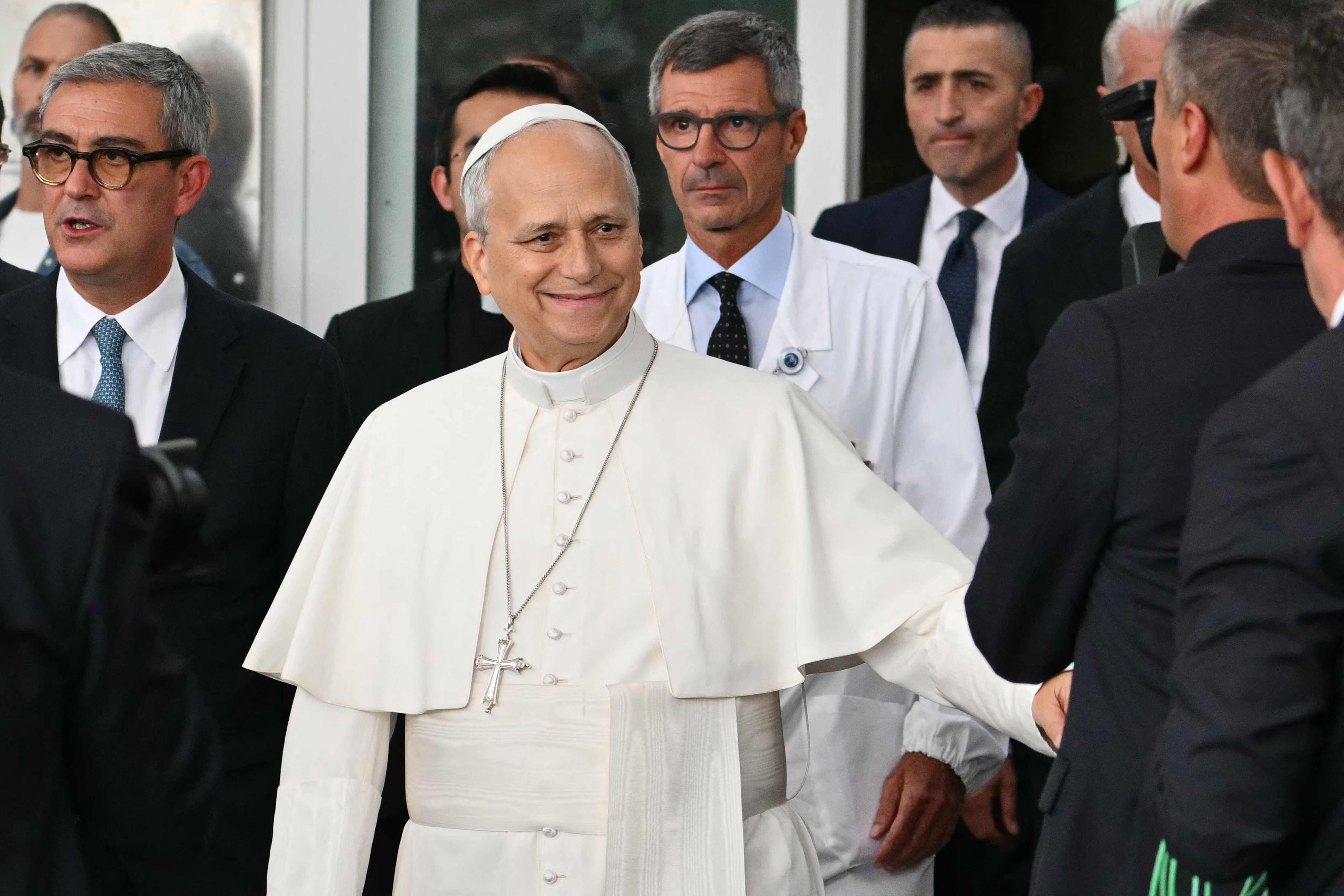 Ein lächelnder Papst winkt beim Verlassen des Krankenhauses