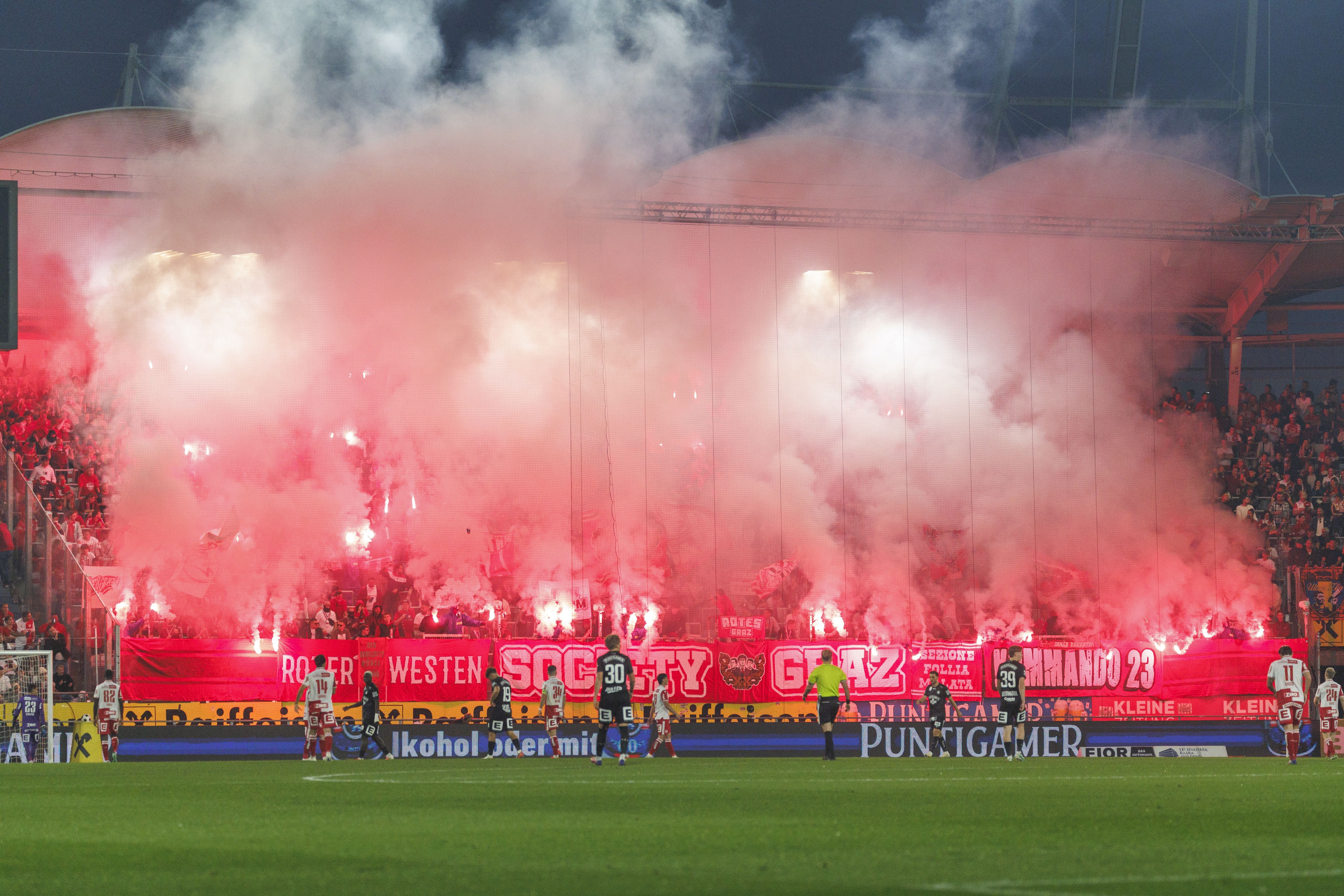 GAK-Fans zünden Pyrotechnik und füllen das Stadion mit Rauch während dem Derby.