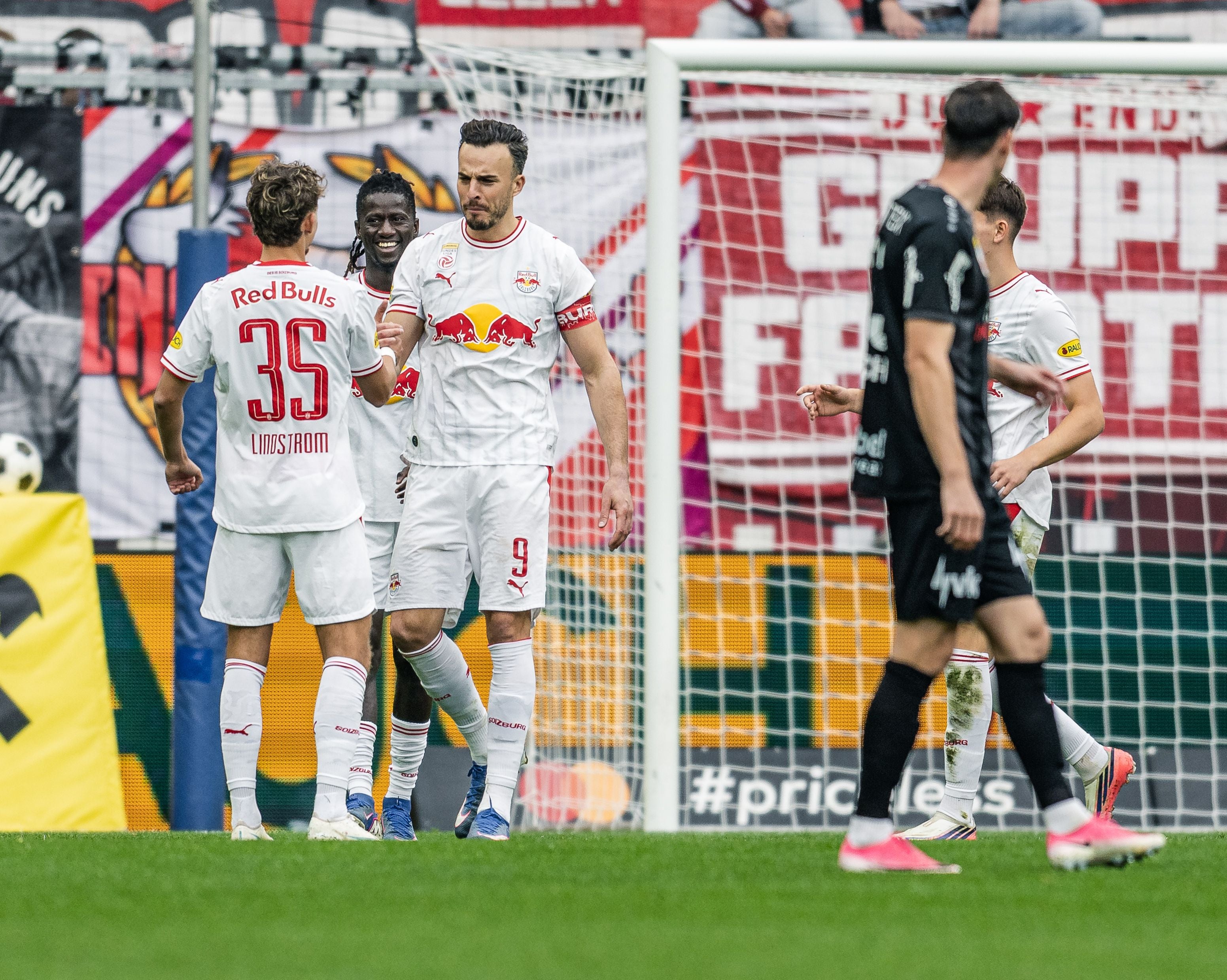 Spieler von Red Bull Salzburg jubeln nach einem Tor gegen SCR Altach im Fußballstadion.