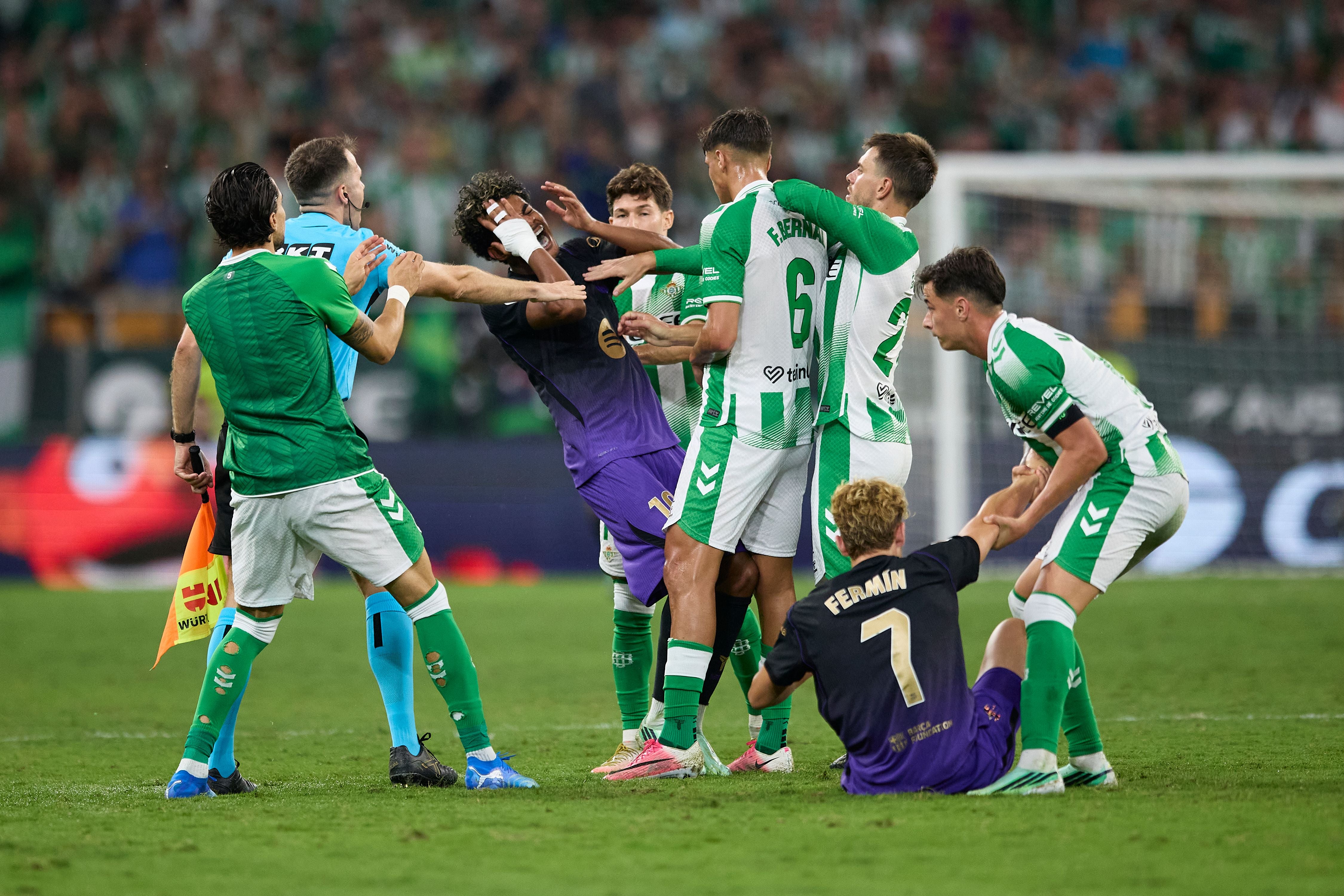 Eskalation auf dem Platz: Nach einer Rangelei mit Lamine Yamal kochen bei Betis Sevilla die Emotionen hoch. Die Szene endet mit Rot für Facundo Bernal.