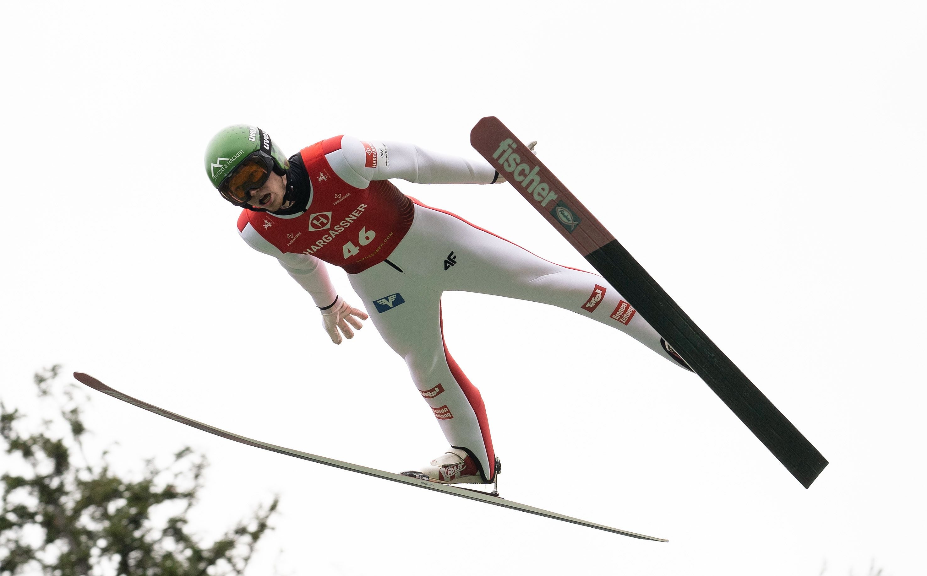 Ein Skispringer in der Luft bei einem Wettkampf in Innsbruck, Austria.