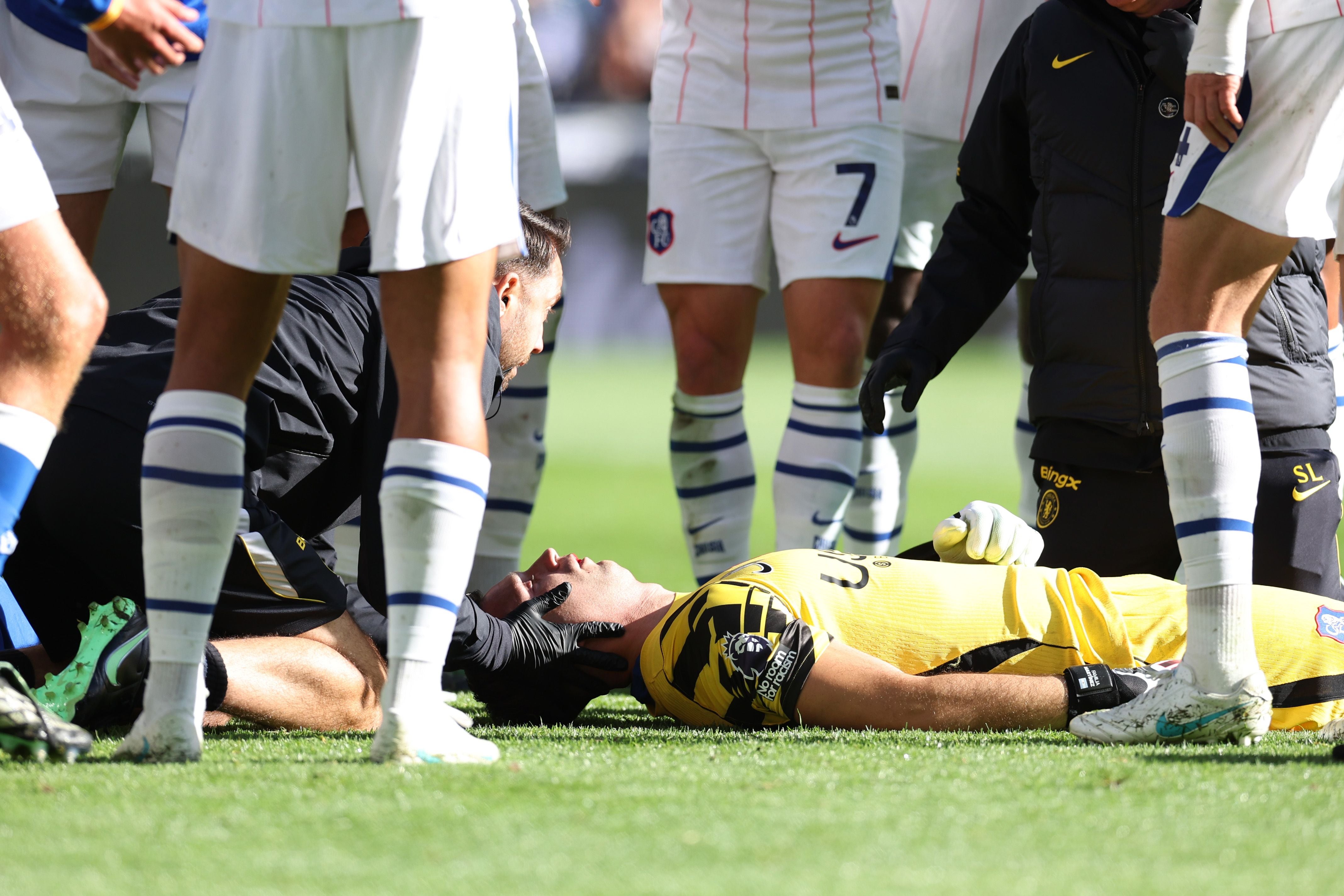 Horror-Crash bei Chelsea: Emiliano Martínez liegt nach dem heftigen Zusammenprall mit Everton-Verteidiger Jarrad Branthwaite am Boden und muss minutenlang behandelt werden.