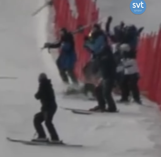 Person neben einem roten Sicherheitsnetz auf einer Skipiste im Schnalstal. Standbild aus dem Unfallvideo von Cornelia Öhlund.