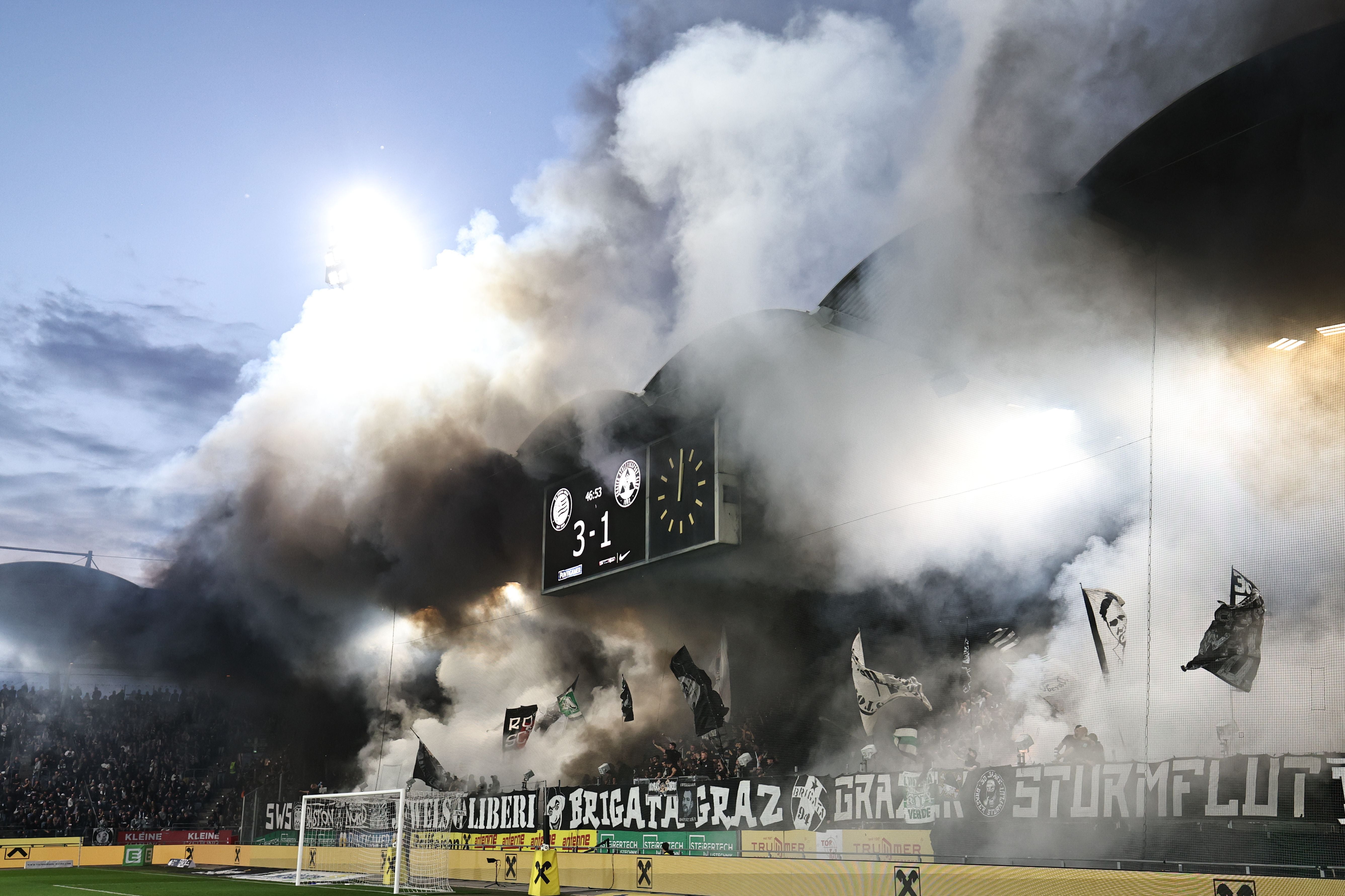 Dichte Rauchschwaden und Pyrotechnik auf der Sturm-Tribüne: Die Böller und Feuerwerkskörper sorgten im Grazer Derby für eine Spielunterbrechung.