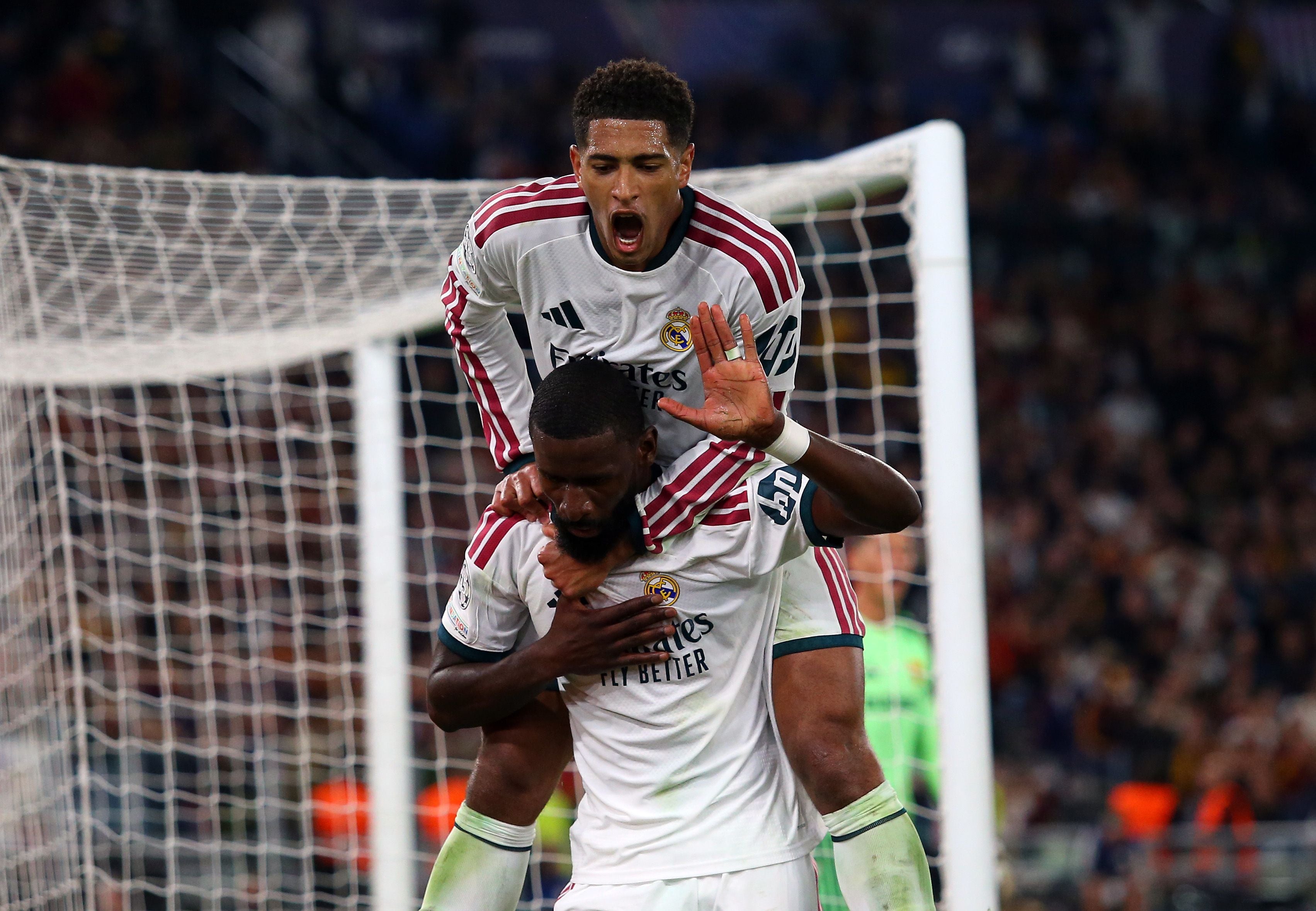 Antonio Rüdiger und Jude Bellingham jubeln beim Tor im Trikot von Real Madrid im Stadion.