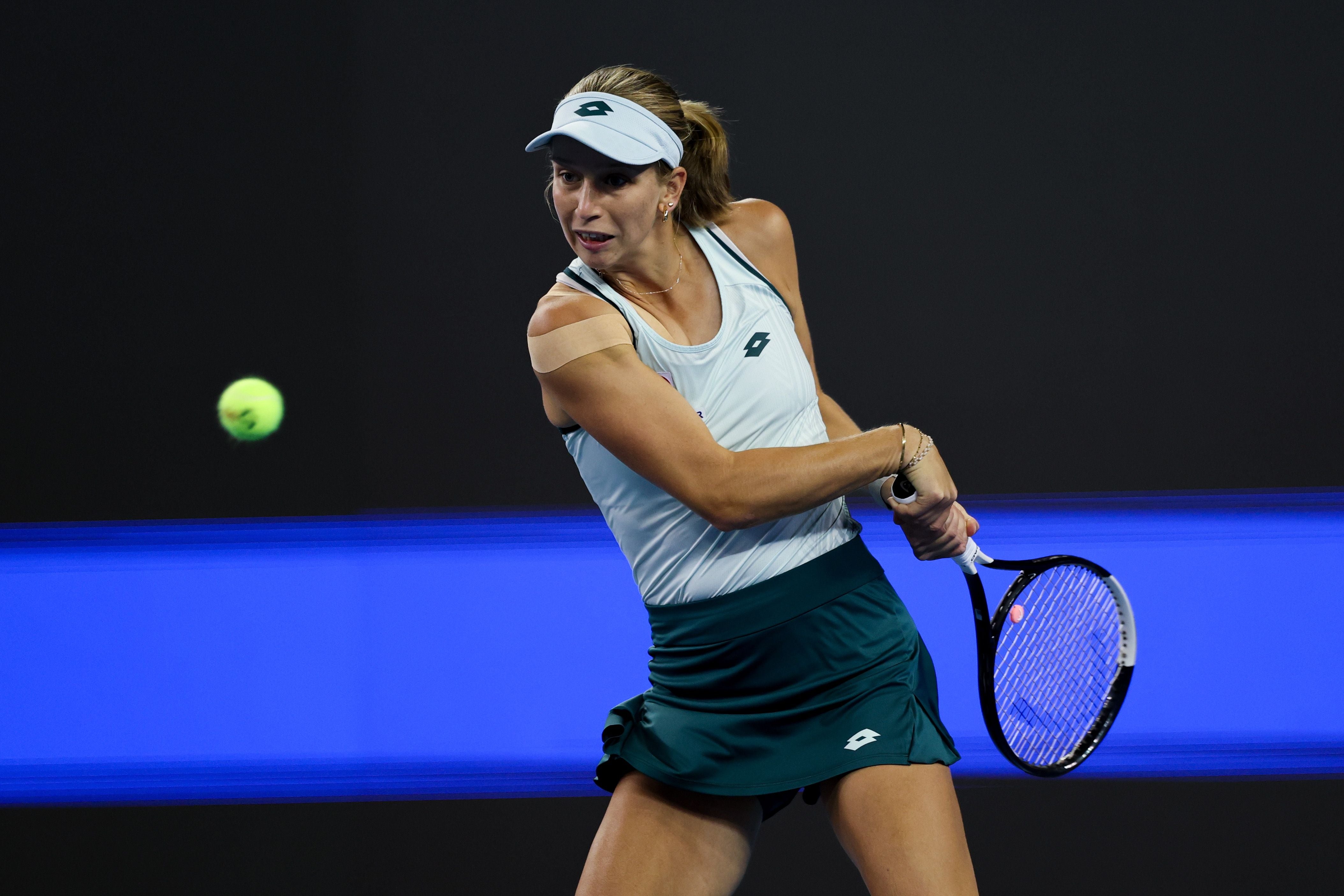 Tennisspielerin bereitet sich auf einen Rückhandschlag während eines Matches vor.