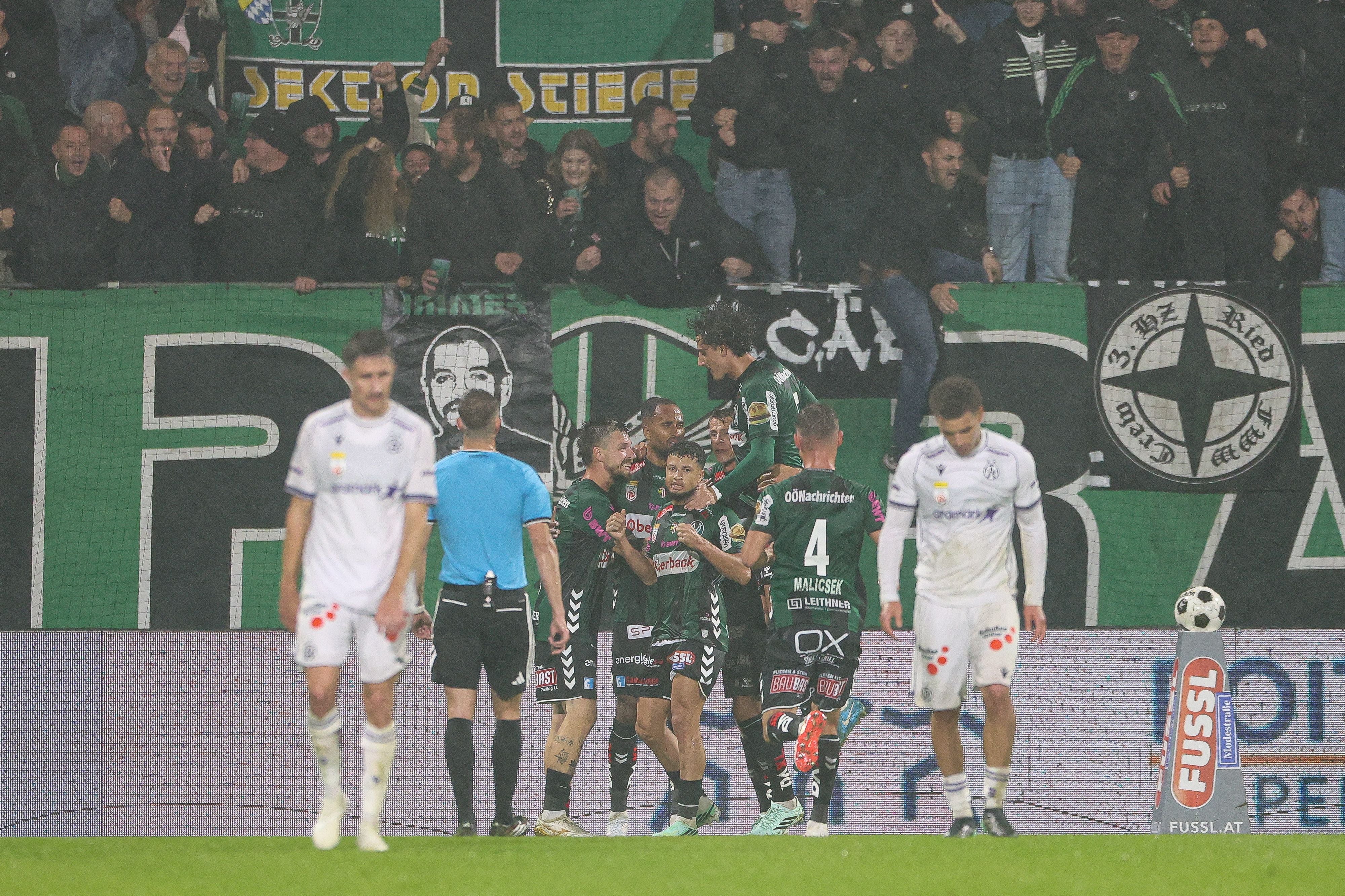 Spieler von SV Oberbank Ried jubeln vor Fans nach einem Tor gegen FK Austria Wien.