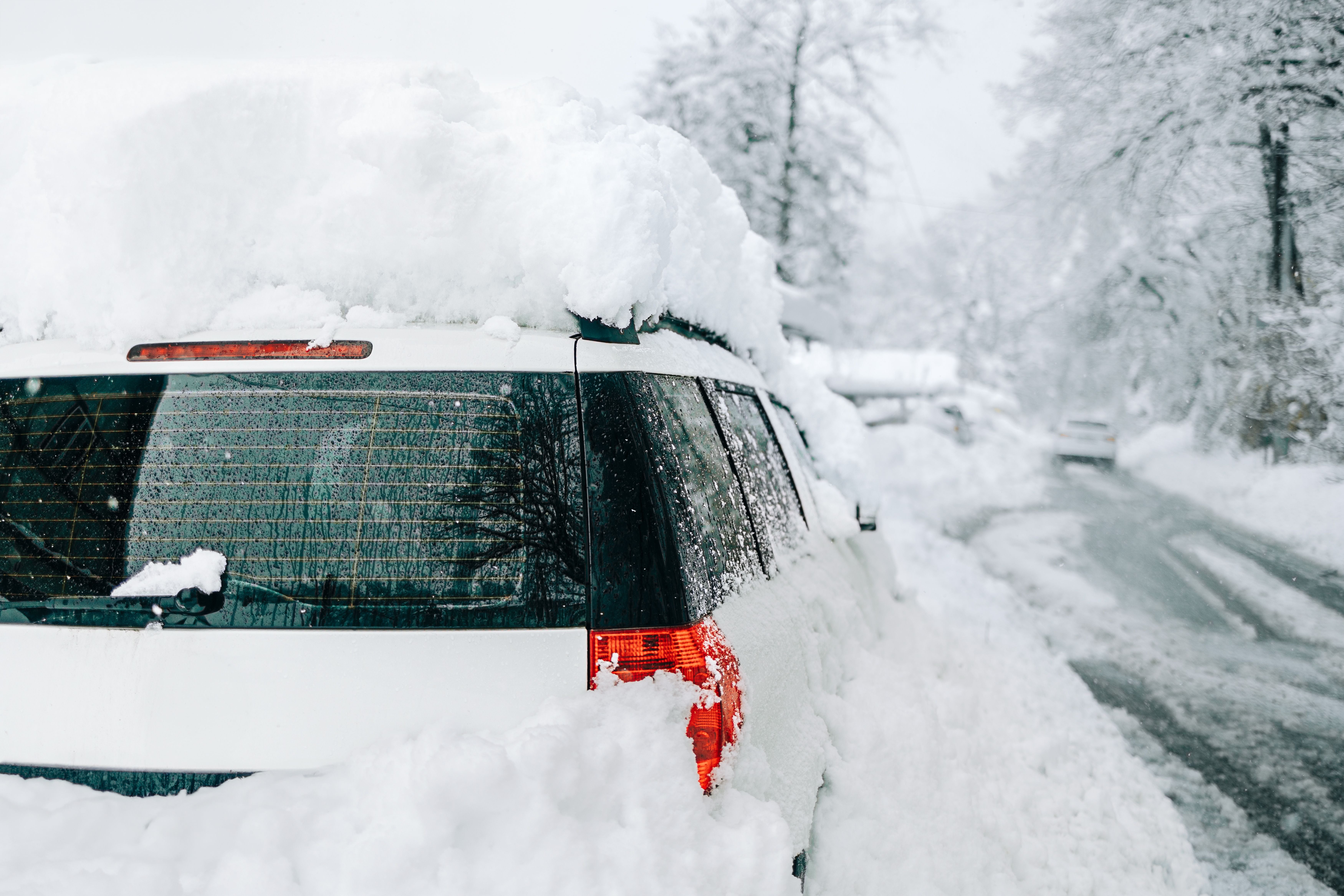 Auto ist nach starkem Schneefall fast vollständig von tiefem Schnee bedeckt.