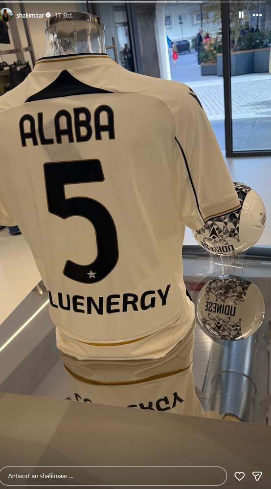 Papa Alaba auf dem Rücken! Shalimar Heppner zeigte stolz das neue Udinese-Trikot mit Davids Namen und der Nummer 5 – bevor sie ihren Partner bei seiner Startelf-Premiere unterstützte.