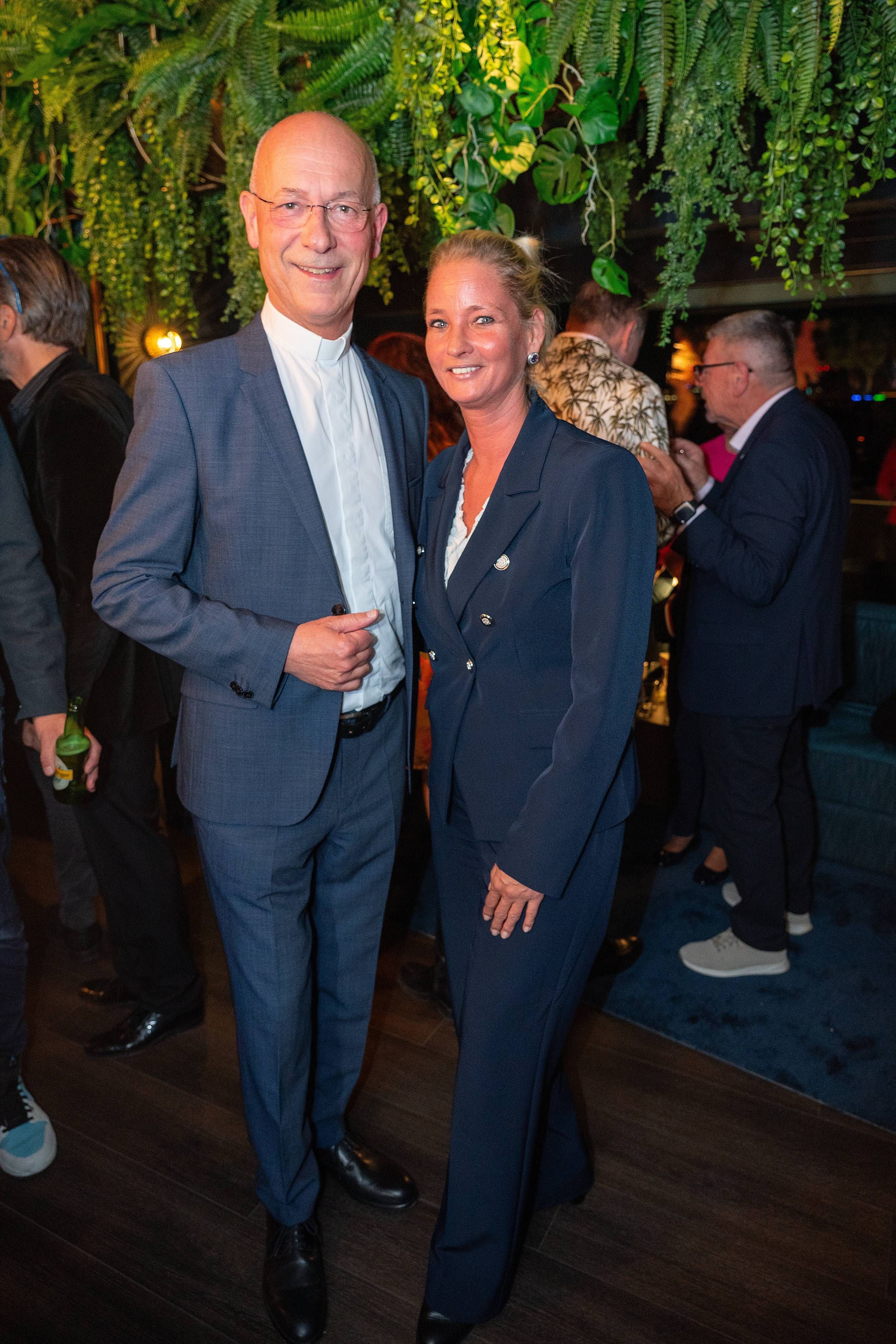 Ein Mann und eine Frau posieren elegant gekleidet bei einer Veranstaltung in Wien.