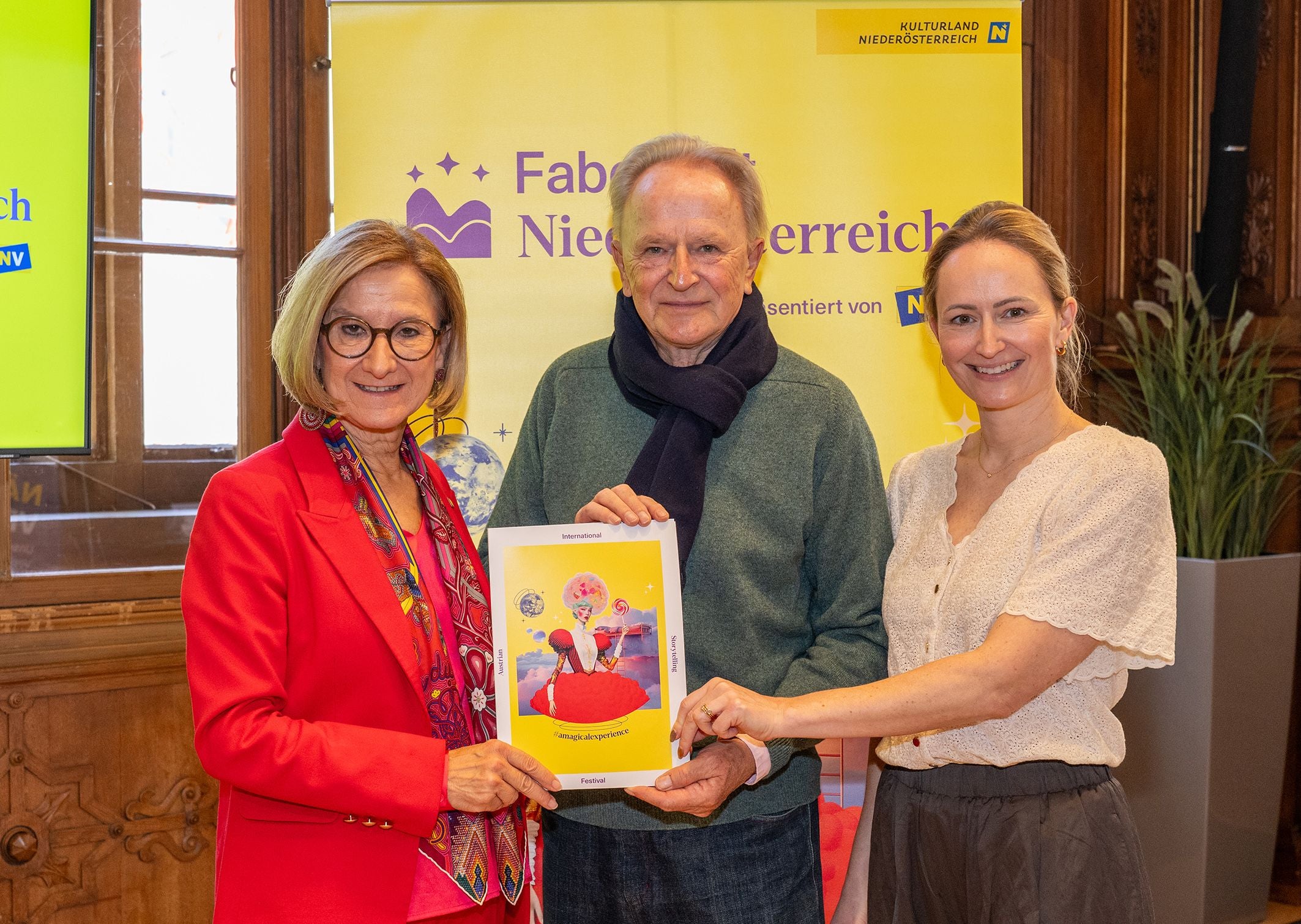 Pressekonferenz zu "20 Jahre Fabelhaft Niederösterreich" im Palais Niederösterreich (v.l.): Landeshauptfrau Johanna Mikl-Leitner mit Festivalgründer und Erzähler Folke Tegetthoff und seiner Tochter Tessa.
