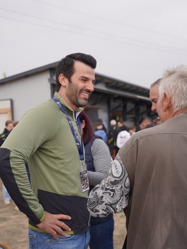 LH-Stv. Landbauer (FPÖ) im Gespräch mit Fahrern und Crews.
