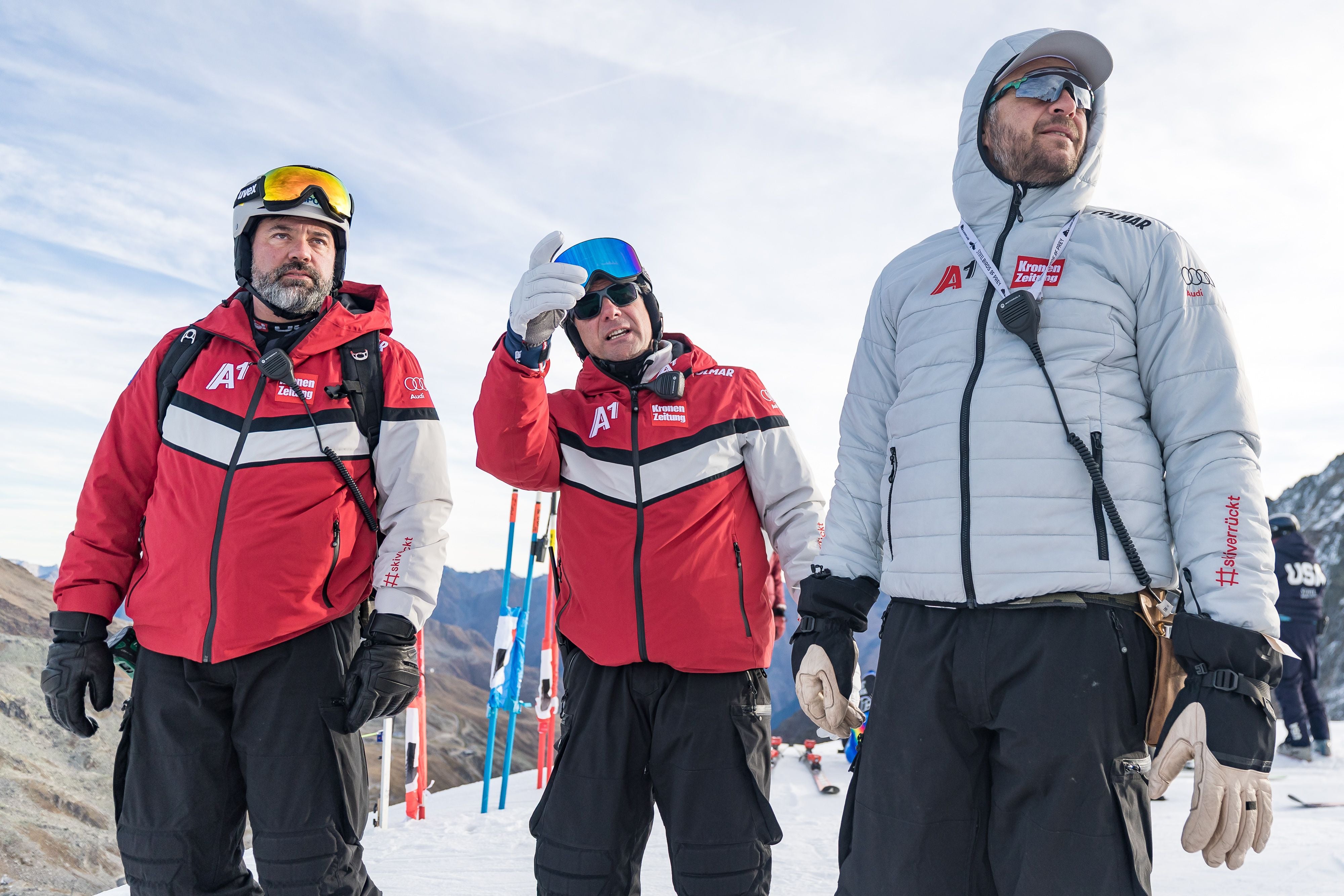 Drei Männer in Skikleidung stehen im Schnee bei einem Training in Sölden.