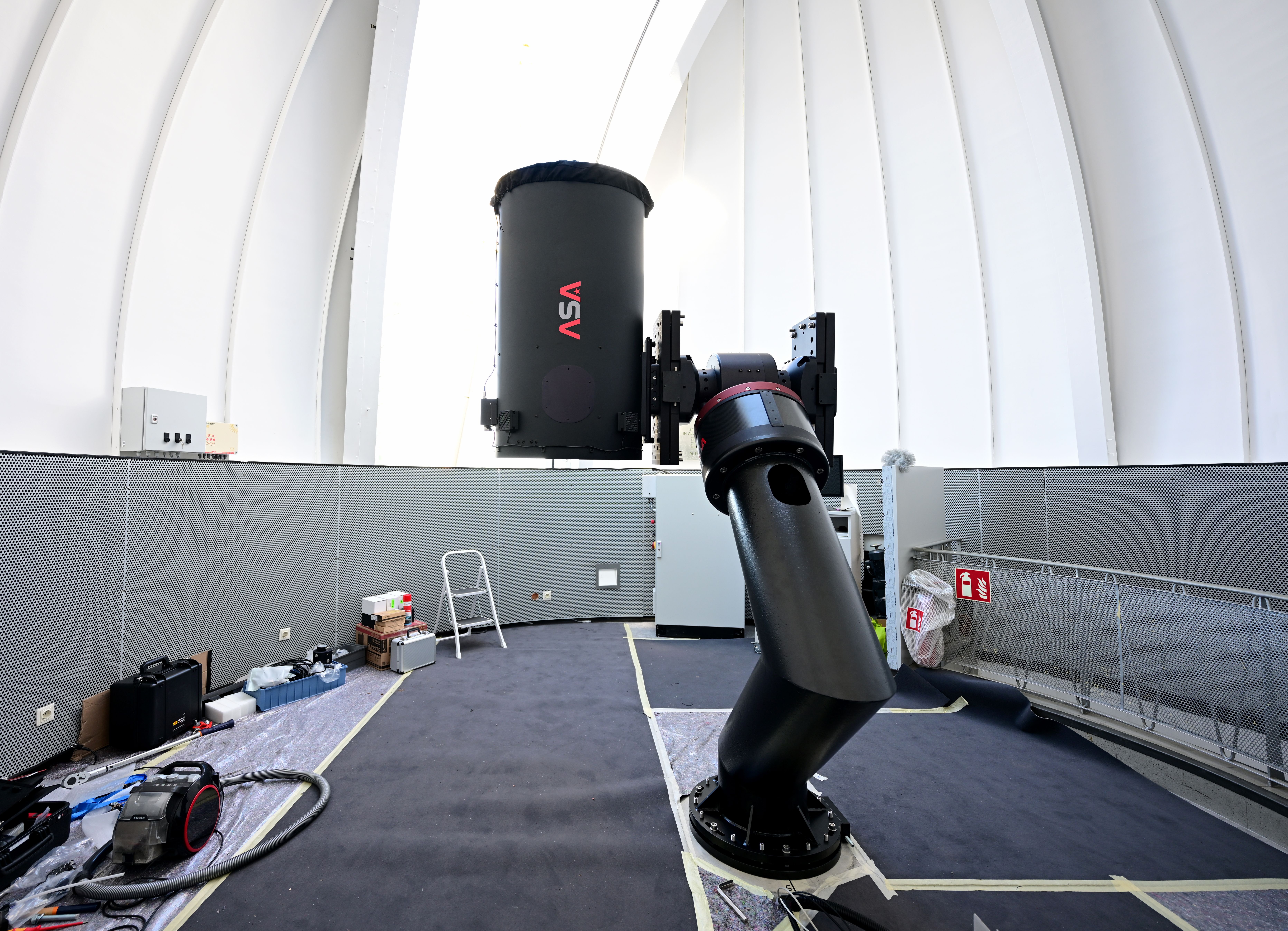 Großes Teleskop in der Kuppel der Urania Sternwarte Wien während des Einbaus.