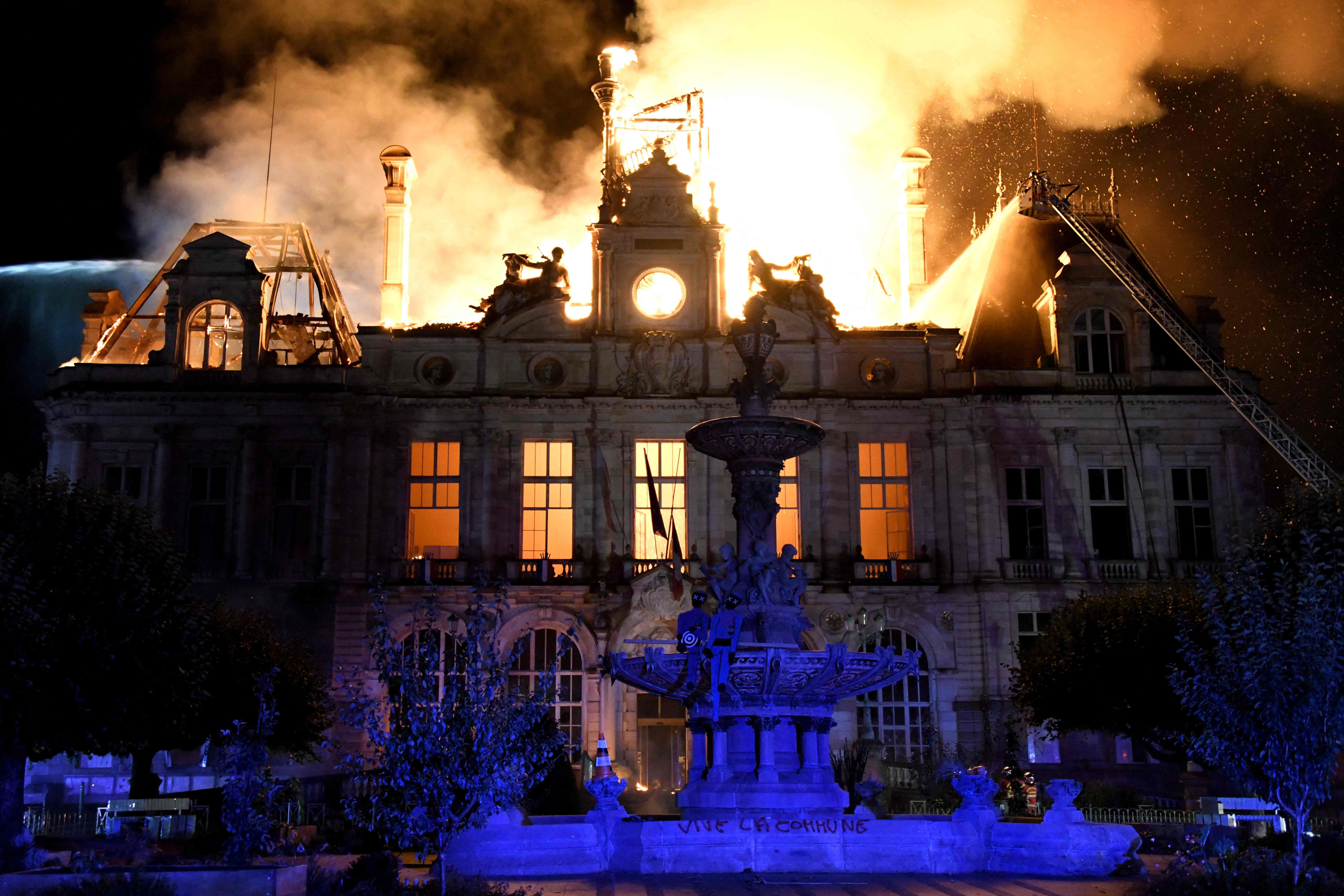 Das Rathaus von Limoges steht nachts während eines Großbrandes in Flammen.