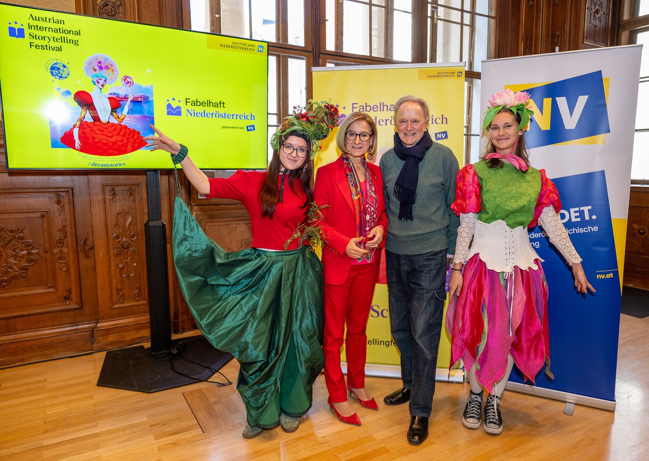 Landeshauptfrau Johanna Mikl-Leitner und Folke Tegetthoff mit den "Fabelhaft Niederösterreich Maskottchen" – Hagebutte Eva-Marie und Seerose Zaha.