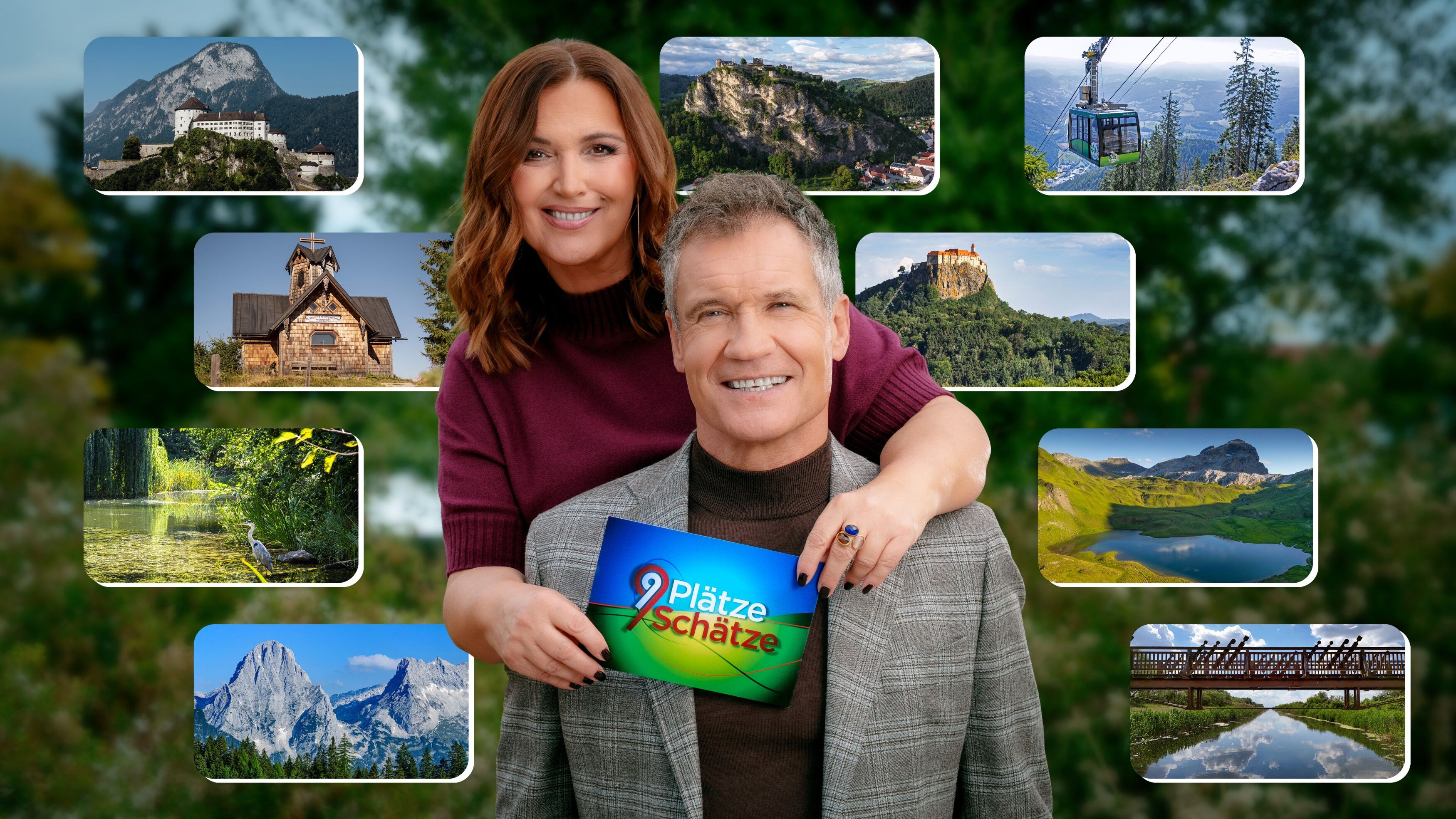 Barbara Karlich und Armin Assinger halten ein "9 Plätze 9 Schätze"-Schild, umgeben von Naturmotiven.