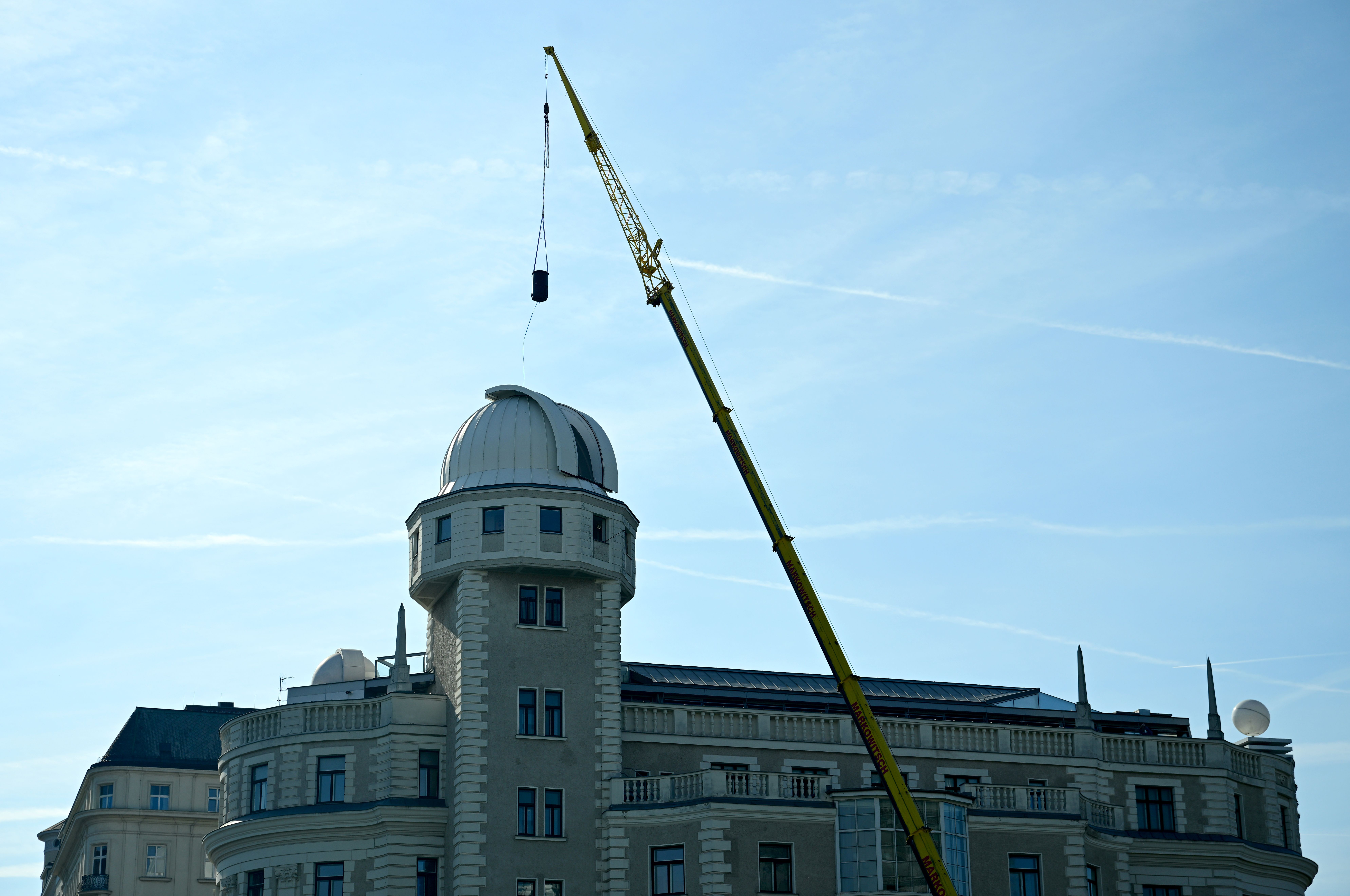 Ein Kran hebt ein neues Teleskop in die Kuppel der Urania Sternwarte in Wien.