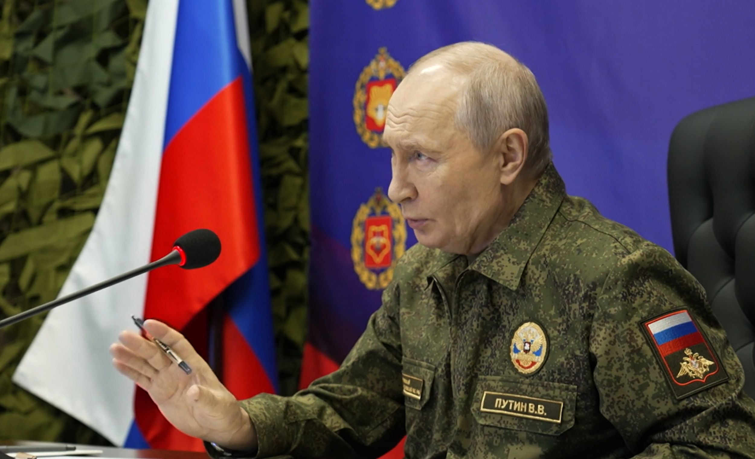 Der russische Präsident Wladimir Putin in Militäruniform.