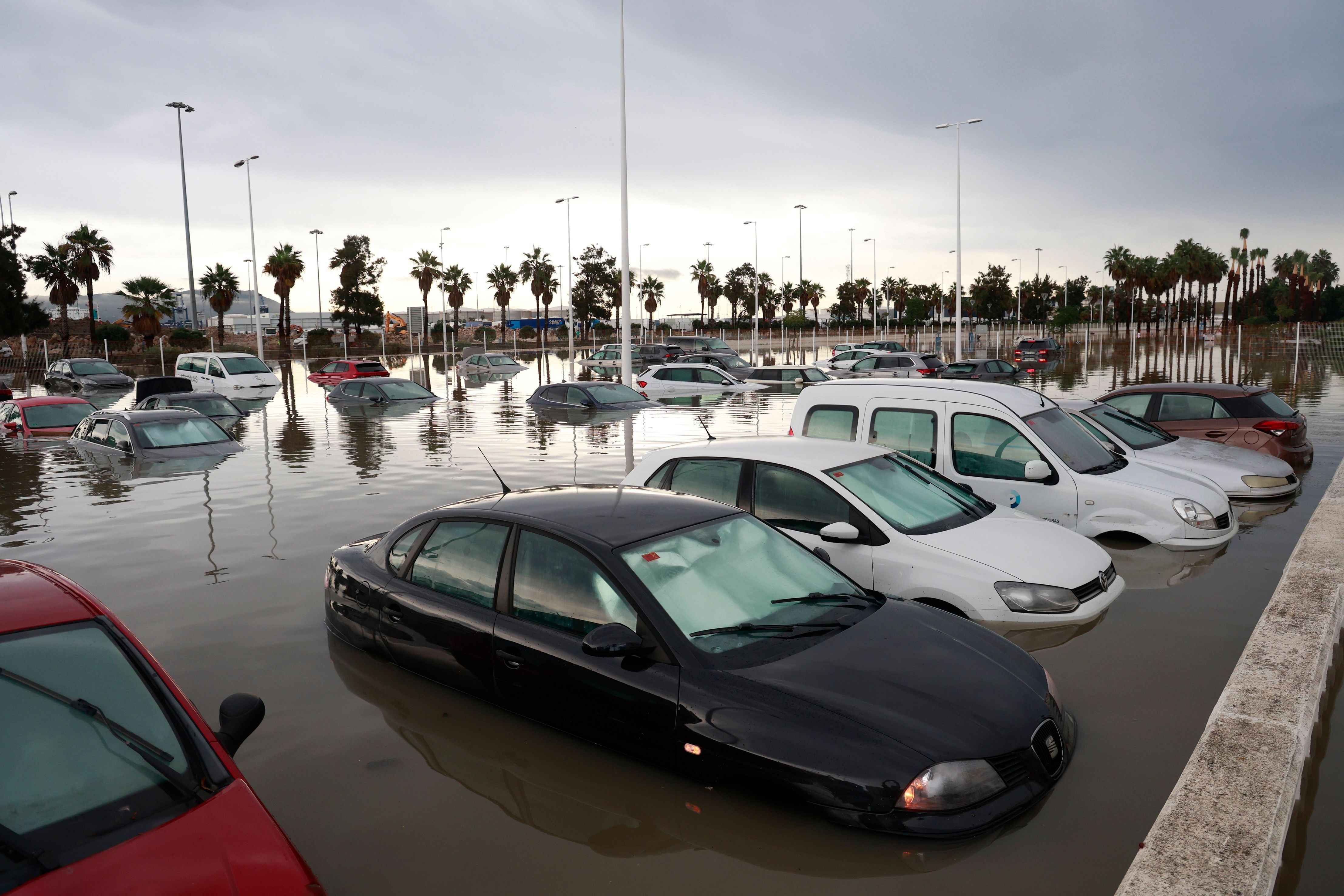 Halb untergetauchte Autos stehen nach Überschwemmung auf einem Parkplatz in Algeciras, Spanien.