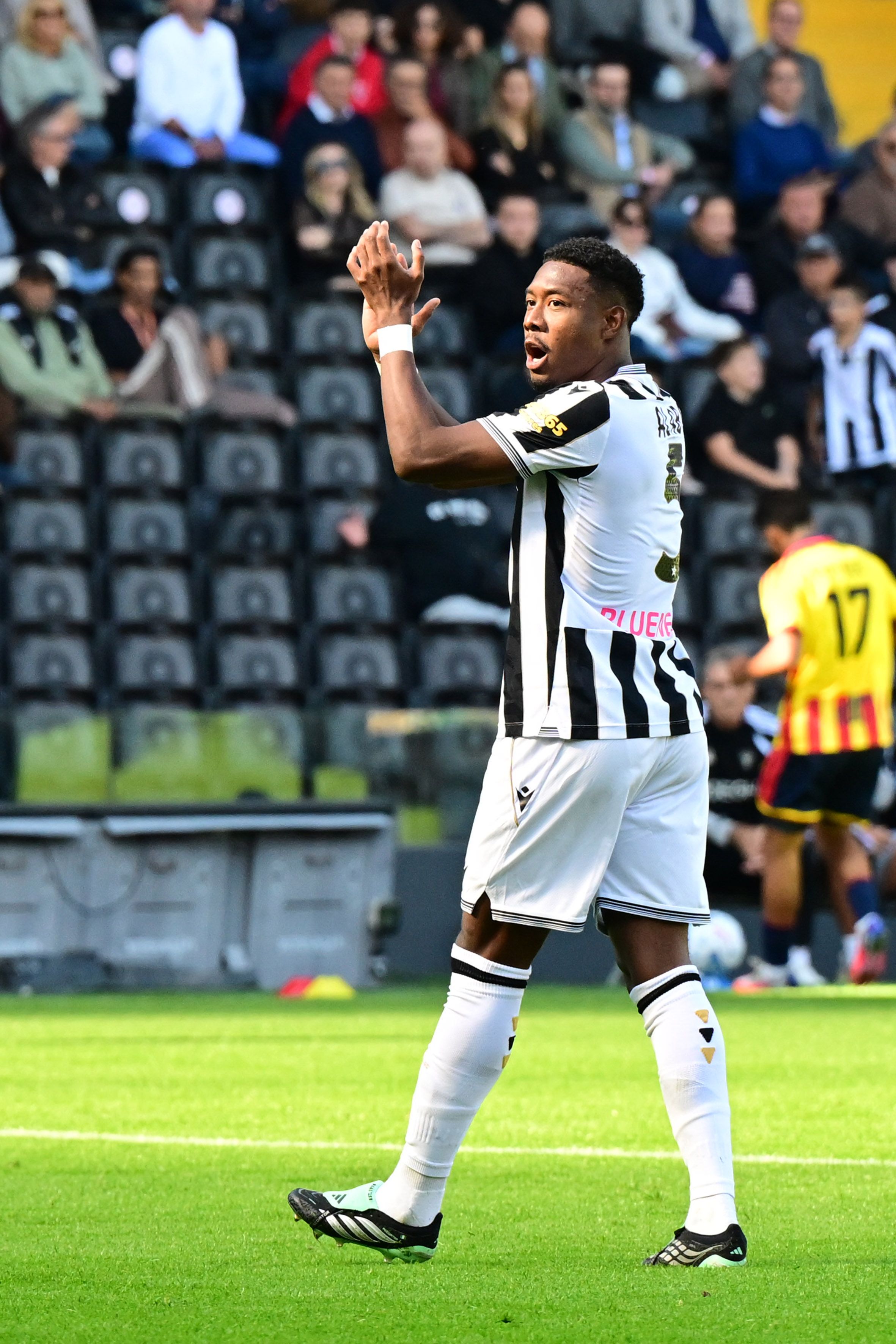 Ein Fußballspieler von Udinese Calcio gestikuliert während eines Spiels auf dem Spielfeld.