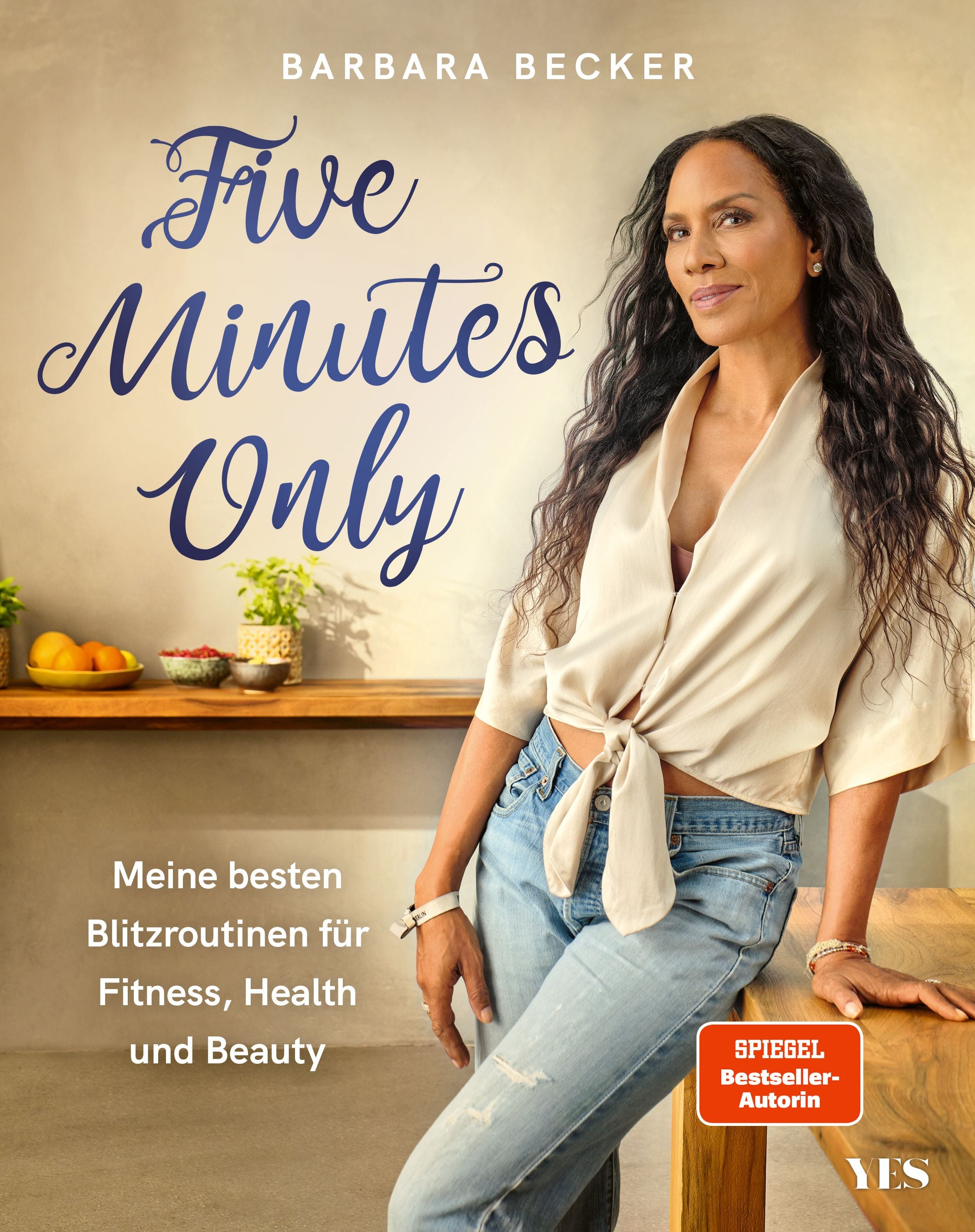Barbara Becker lehnt an einem Tisch, Buchcover mit dem Titel „Five Minutes Only“.