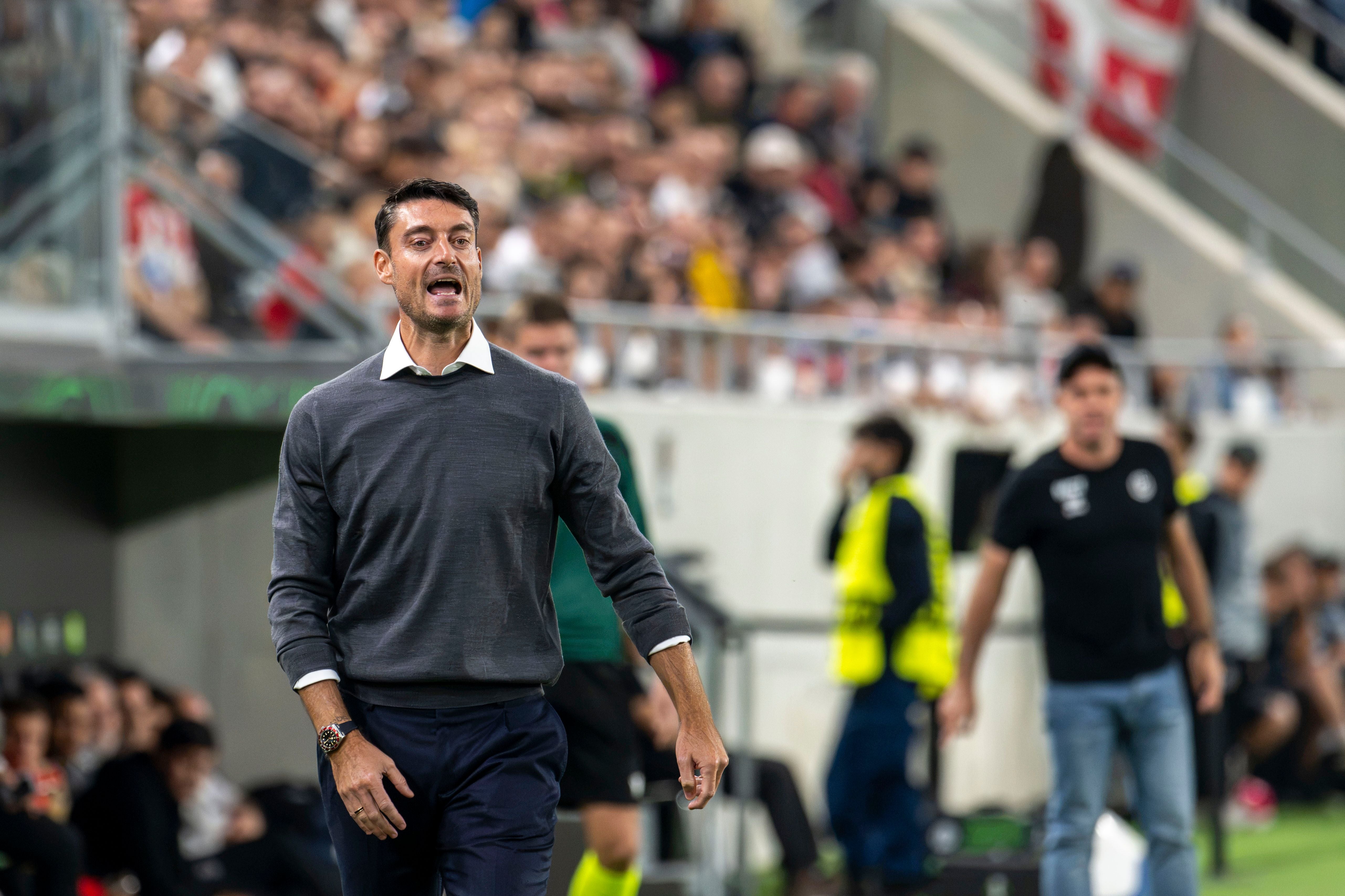 Trainer von Crvena Zvezda reagiert am Spielfeldrand während eines Fußballspiels.