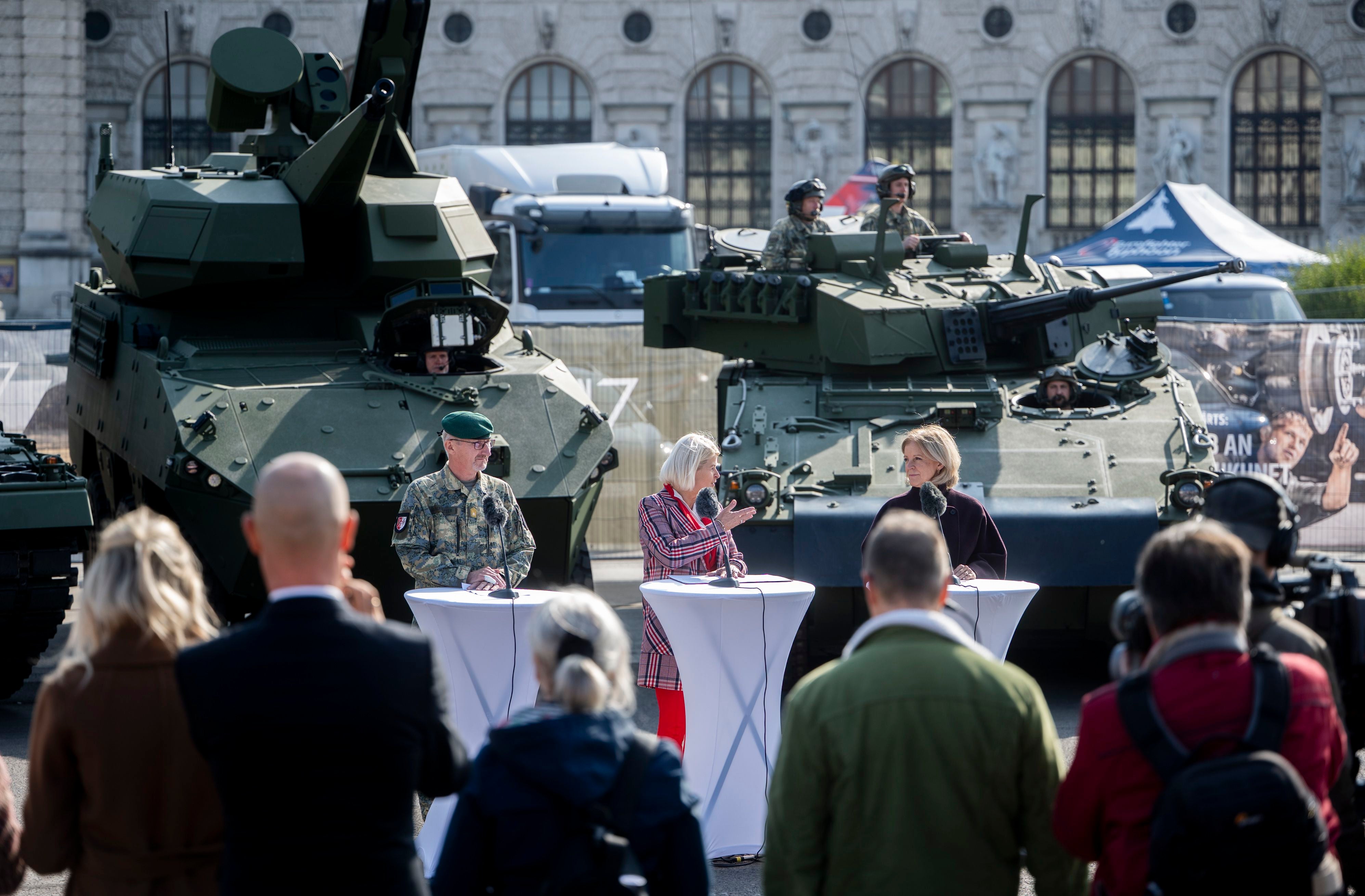 Vor den großen Panzern.