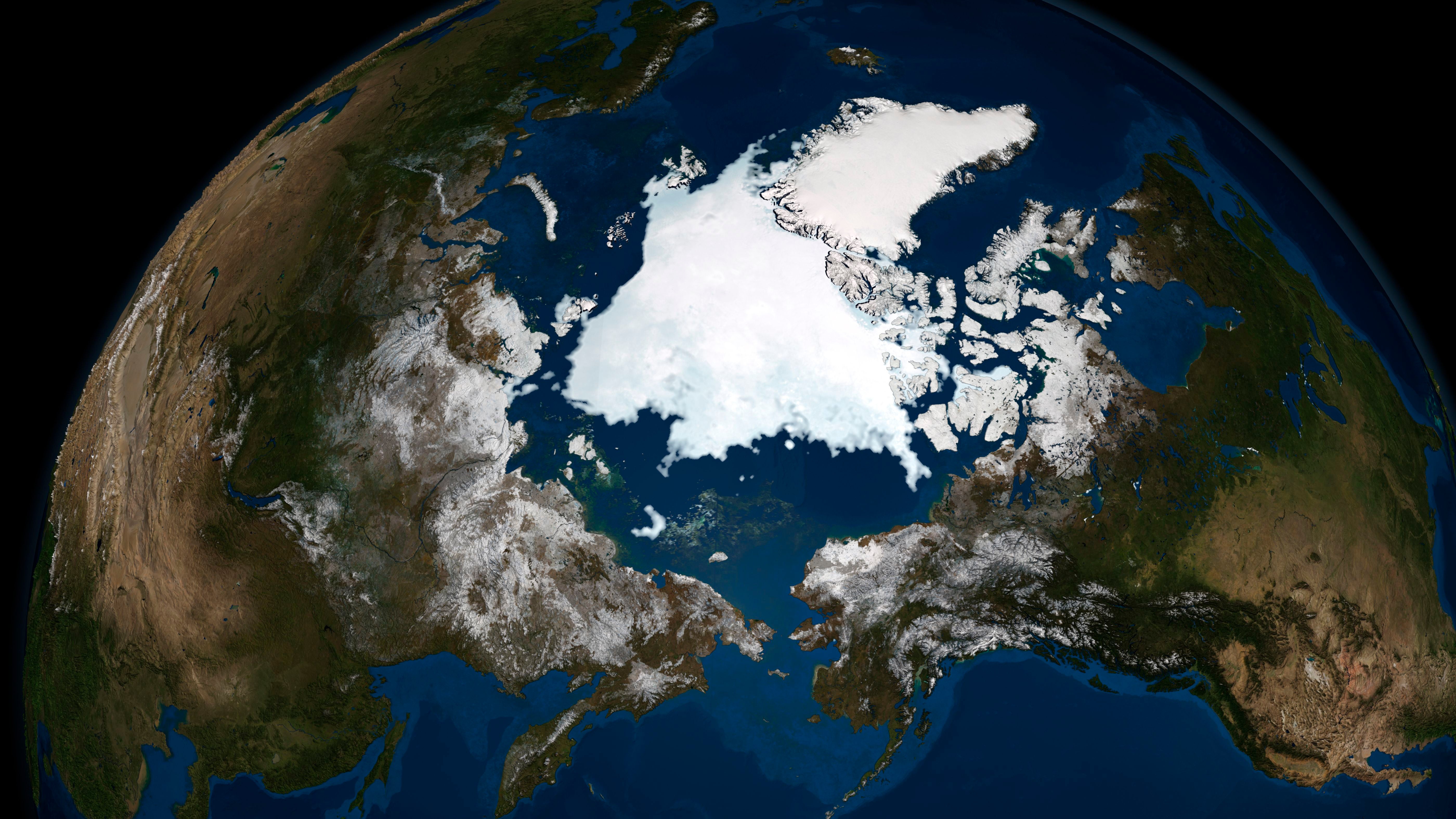 Satellitenbild der Arktis mit schneebedecktem Meereis und umgebenden Landmassen.