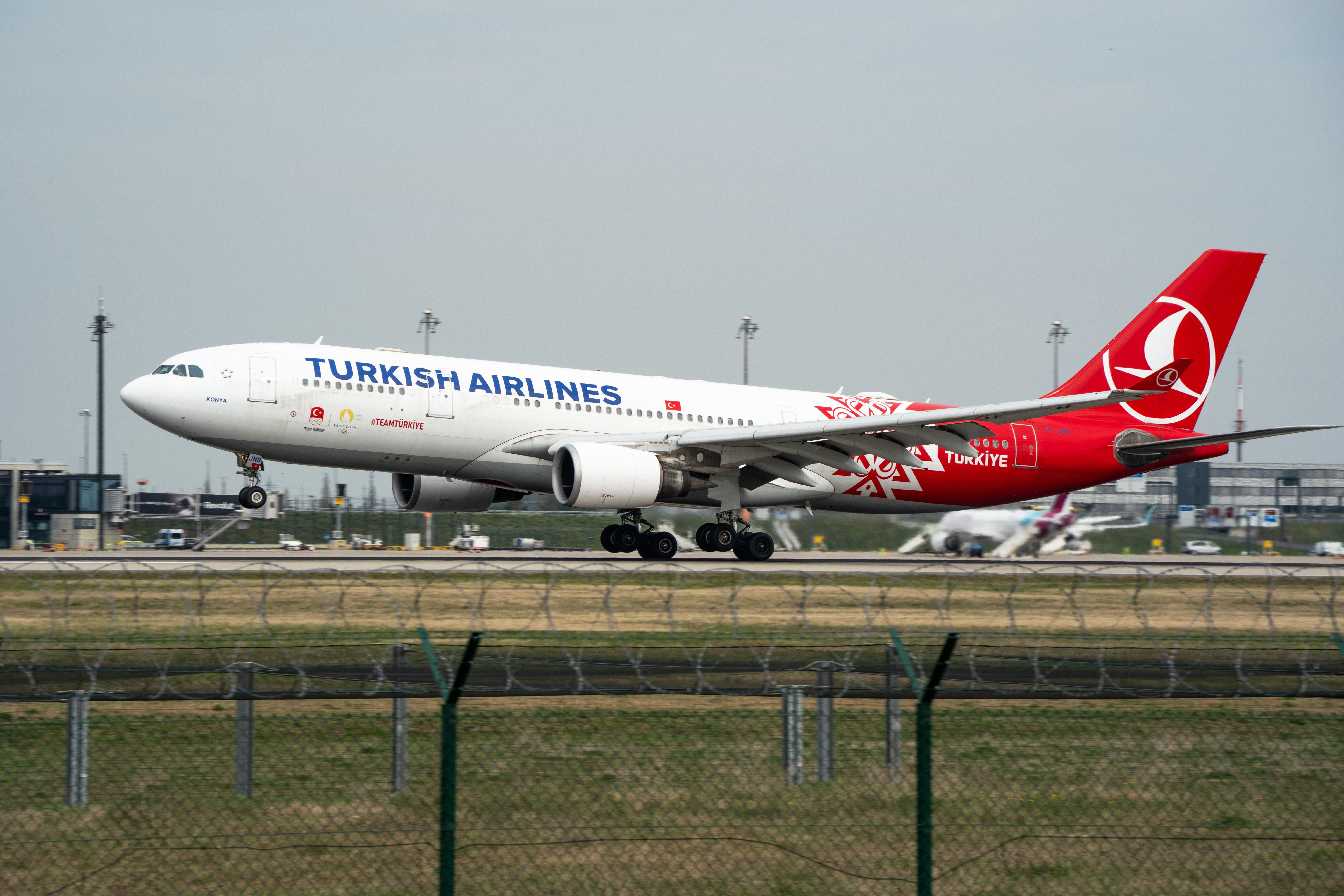 Ein Flugzeug von Turkish Airlines landet auf der Start- und Landebahn des Flughafens Berlin-Brandenburg.