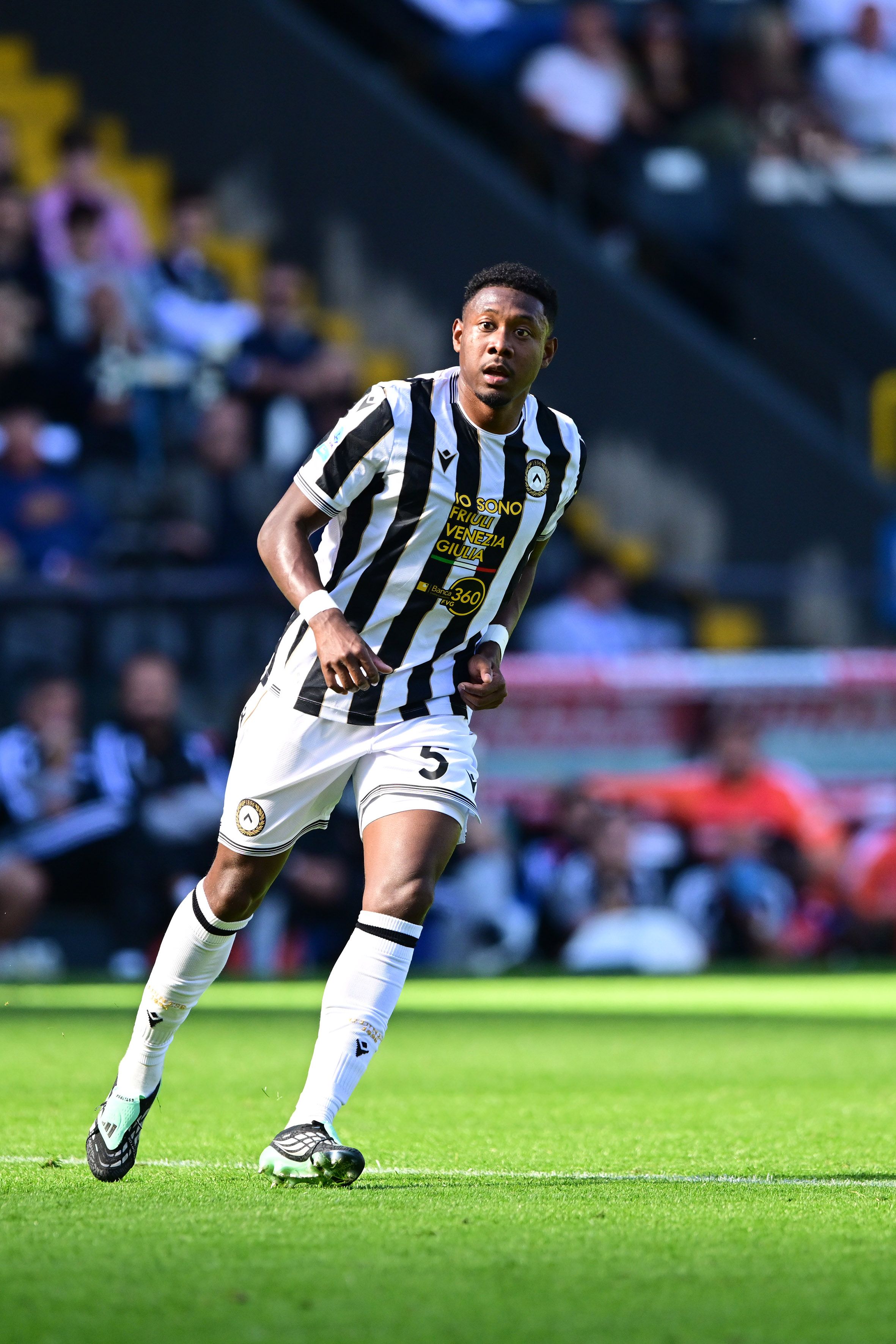 Ein Fußballspieler von Udinese Calcio läuft während eines Spiels auf dem Spielfeld.