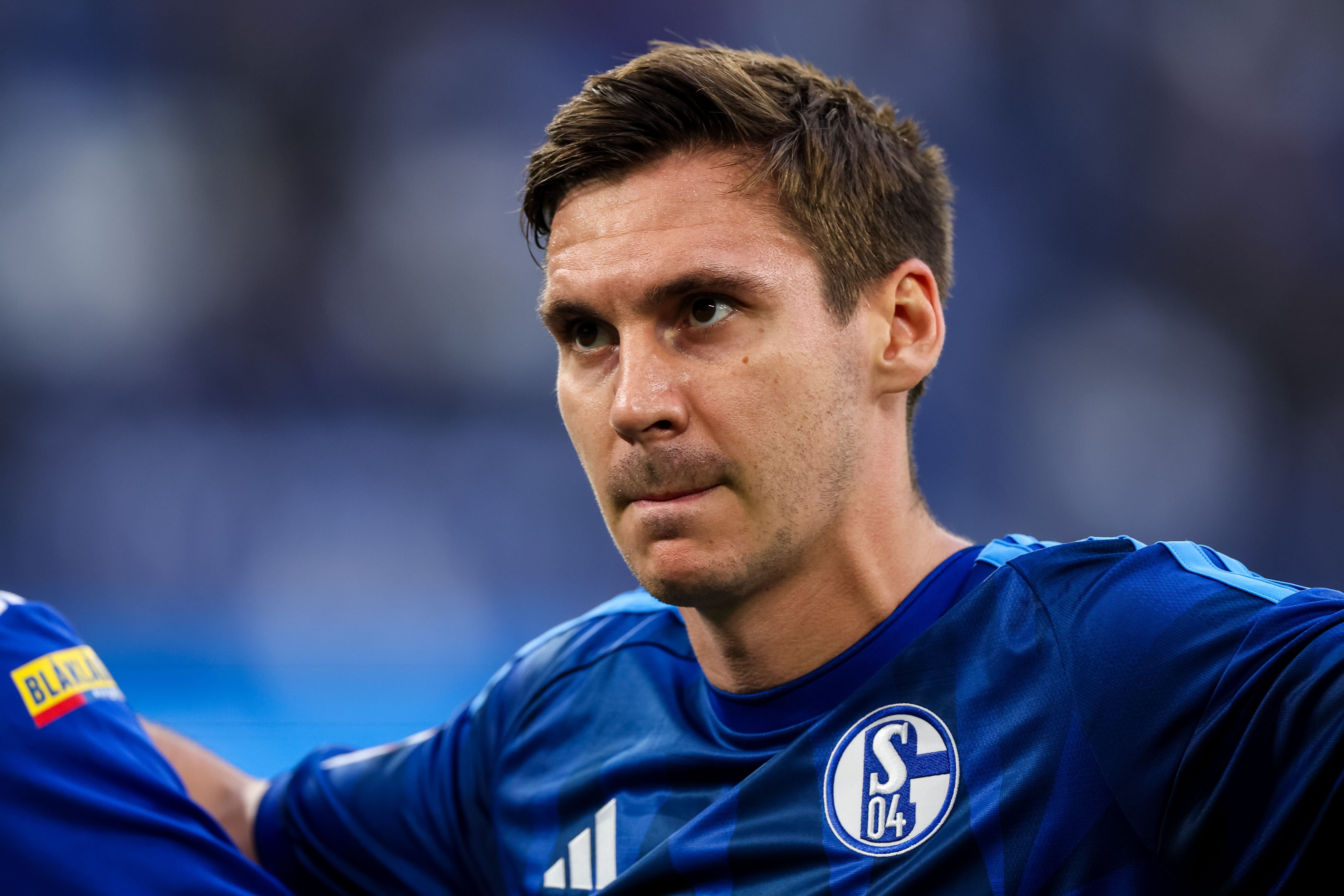 Maximilian Wöber im Schalke-Dress: Nach einem Zweikampf musste der ÖFB-Verteidiger das Training vorzeitig abbrechen und wurde mit einem Golfcart vom Platz gebracht. Wie schwer die Verletzung ist, bleibt vorerst unklar.