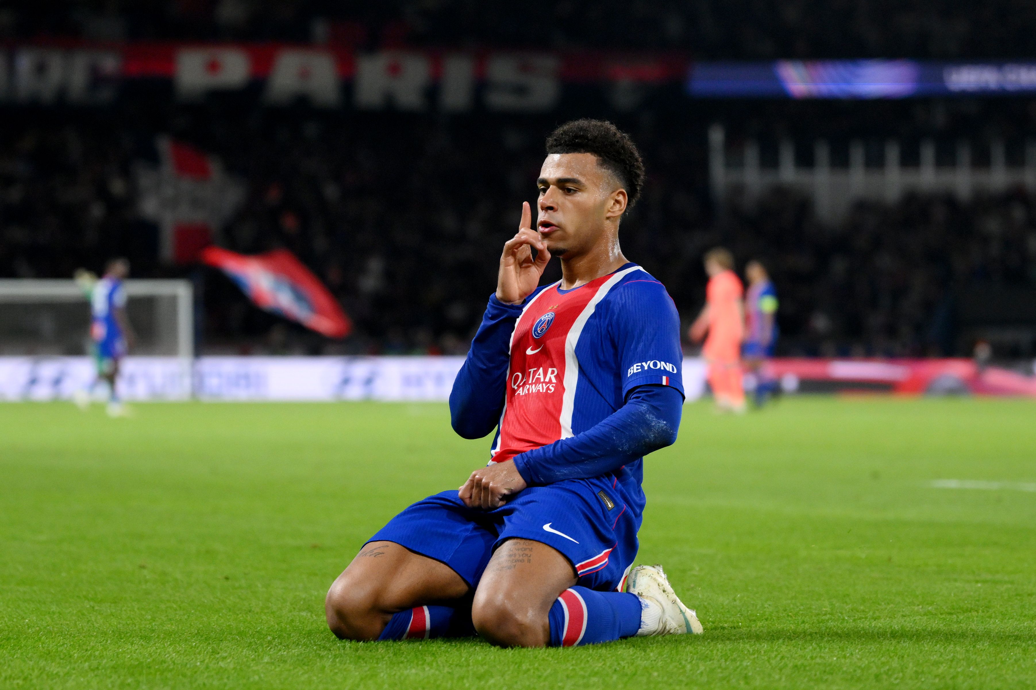 PSG-Star Désiré Doué feiert seinen Treffer ausgelassen – der Offensivmann brachte die Pariser gegen Barcelona in Führung.