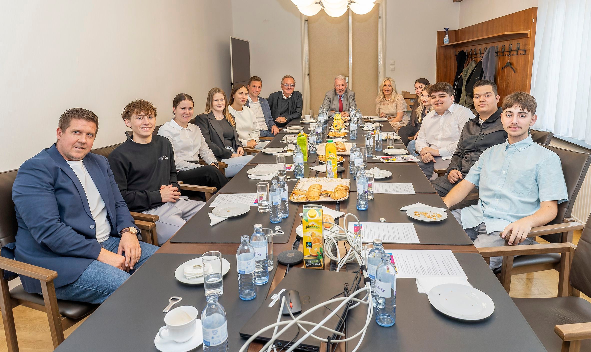 Ein Mal pro Jahr lädt Bürgermeister Klaus Schneeberger die Lehrlinge zu einem Frühstück ein, um mit ihnen über ihre Anliegen, Wünsche und Erfahrungen in den Abteilungen zu sprechen - im Bild mit Lehrlingen des 1. Lehrjahrs