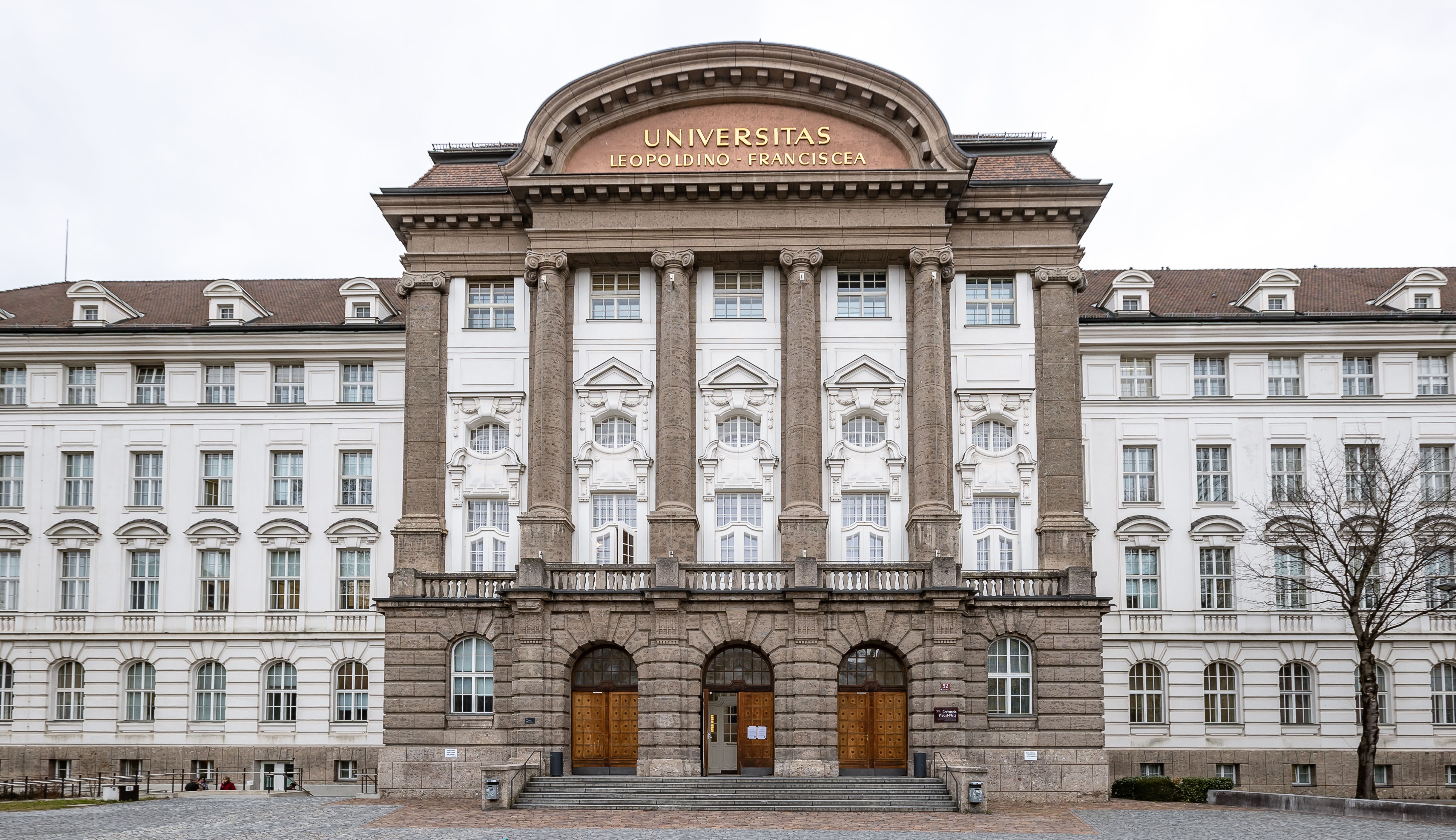 Außenansicht der Leopold-Franzens-Universität Innsbruck mit klassizistischer Fassade.