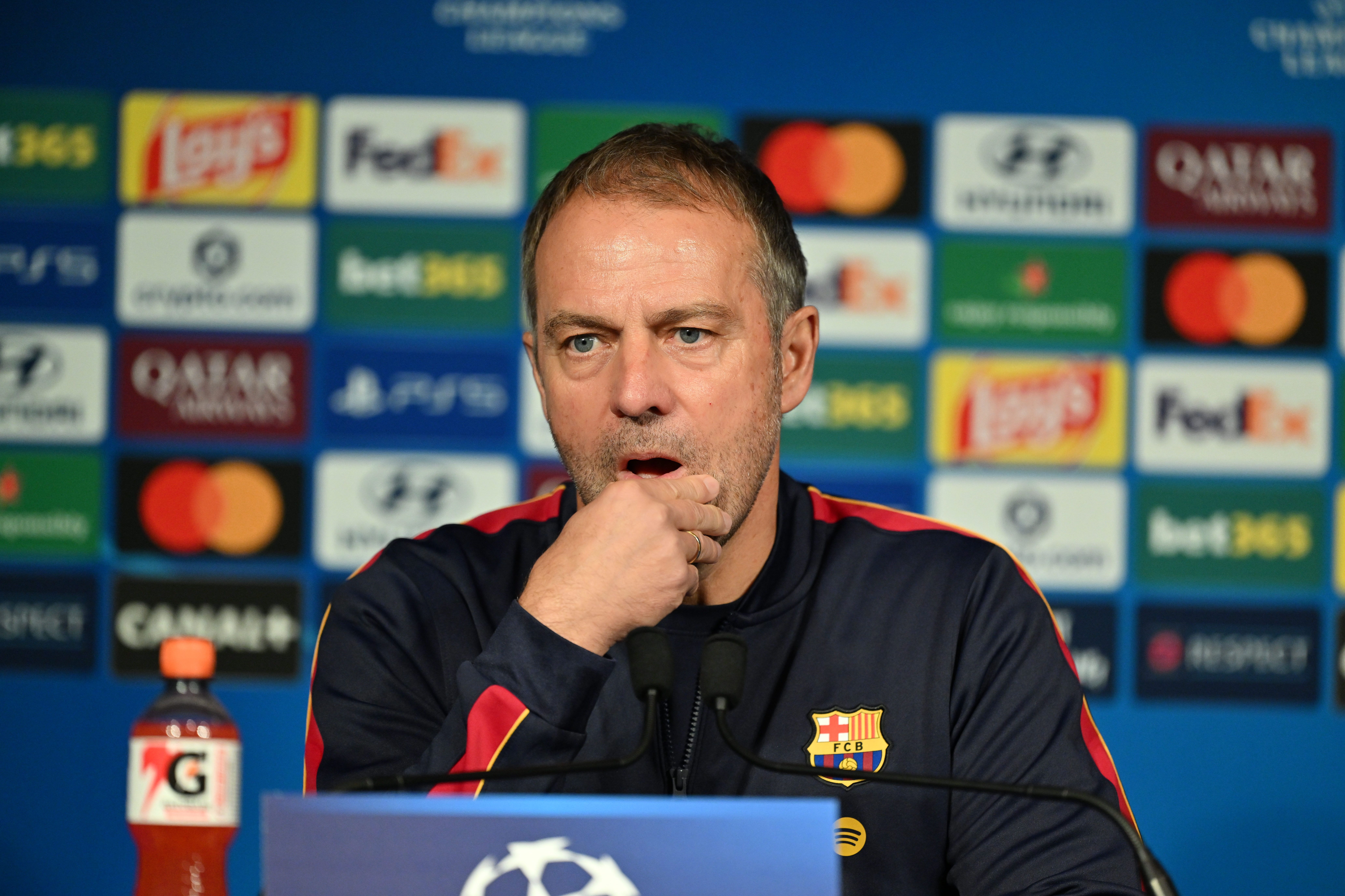 Barça-Trainer Hansi Flick vor dem Champions-League-Kracher gegen PSG – die UEFA sorgt mit einer ungewöhnlichen Trikot-Entscheidung für Wirbel.
