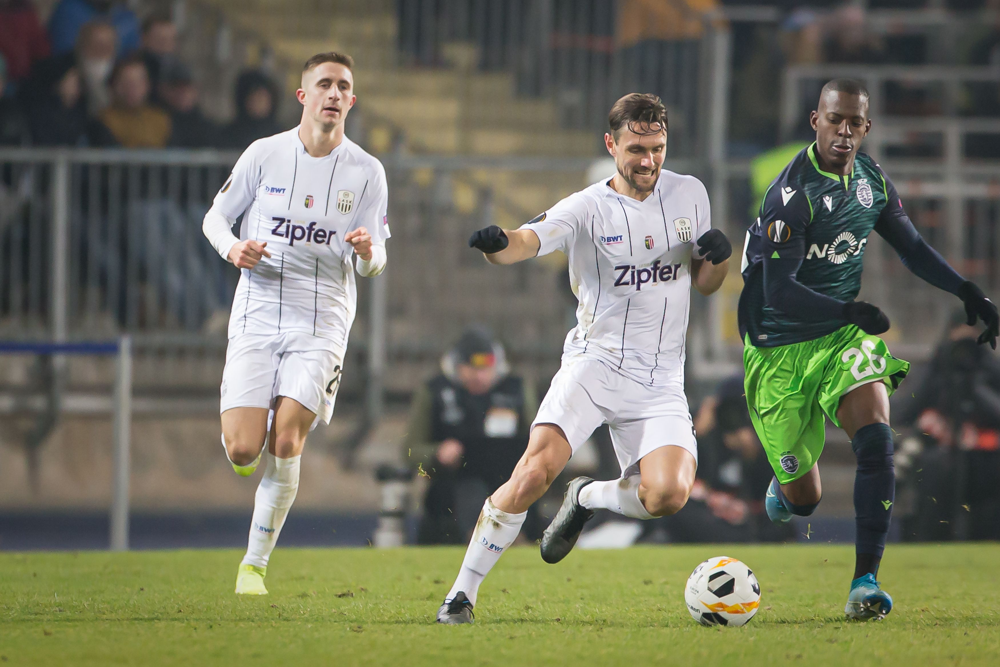 LINZ,AUSTRIA,12.DEC.19 - SOCCER - UEFA Europa League, group stage, Linzer ASK vs Sporting Lissabon CP. Image shows Reinhold Ranftl (LASK), James Holland (LASK) and Cristian Borja (Sporting). Photo: GEPA pictures/ Manfred Binder